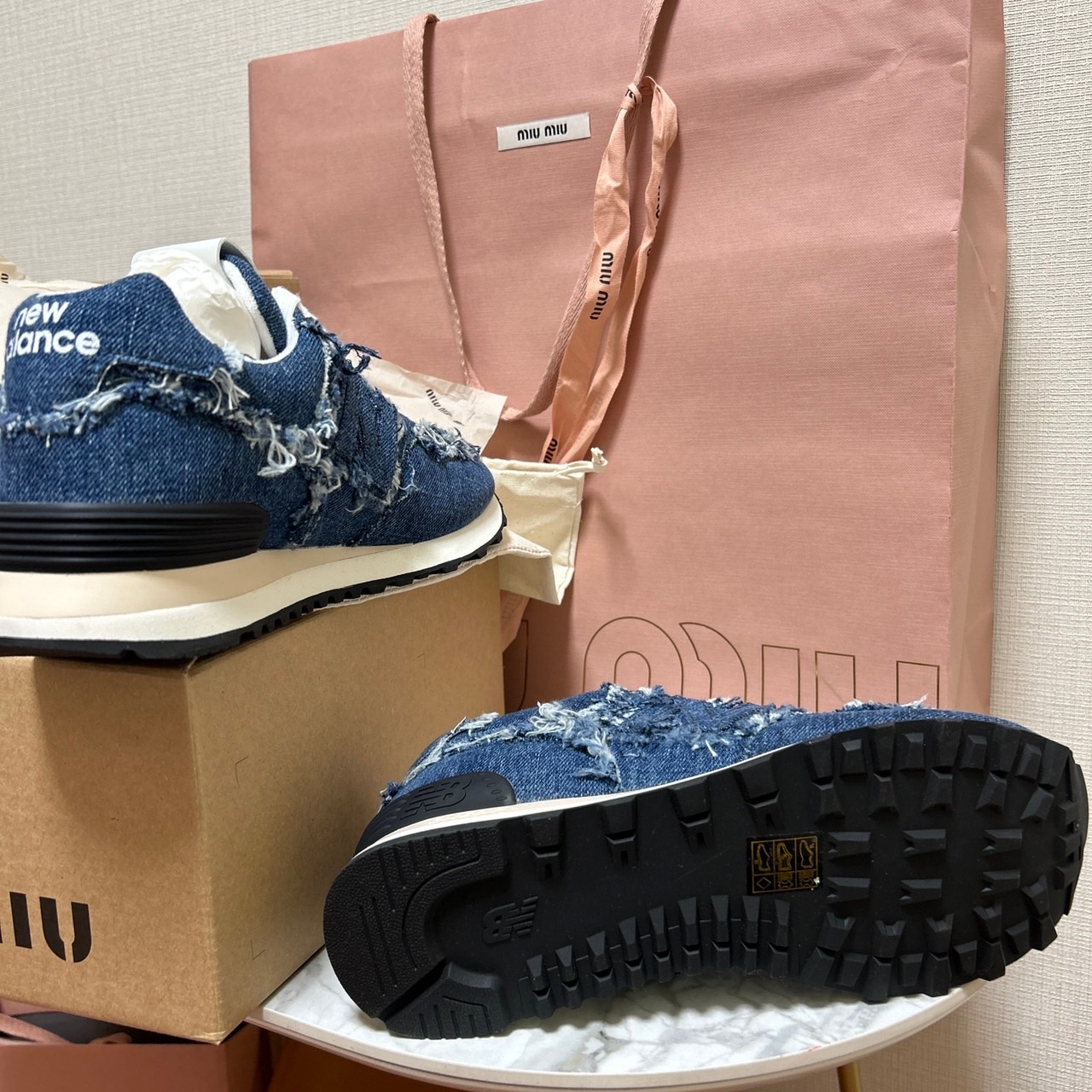 (W) New Balance x Miu Miu 574 Denim White 착용 스타일 - 4