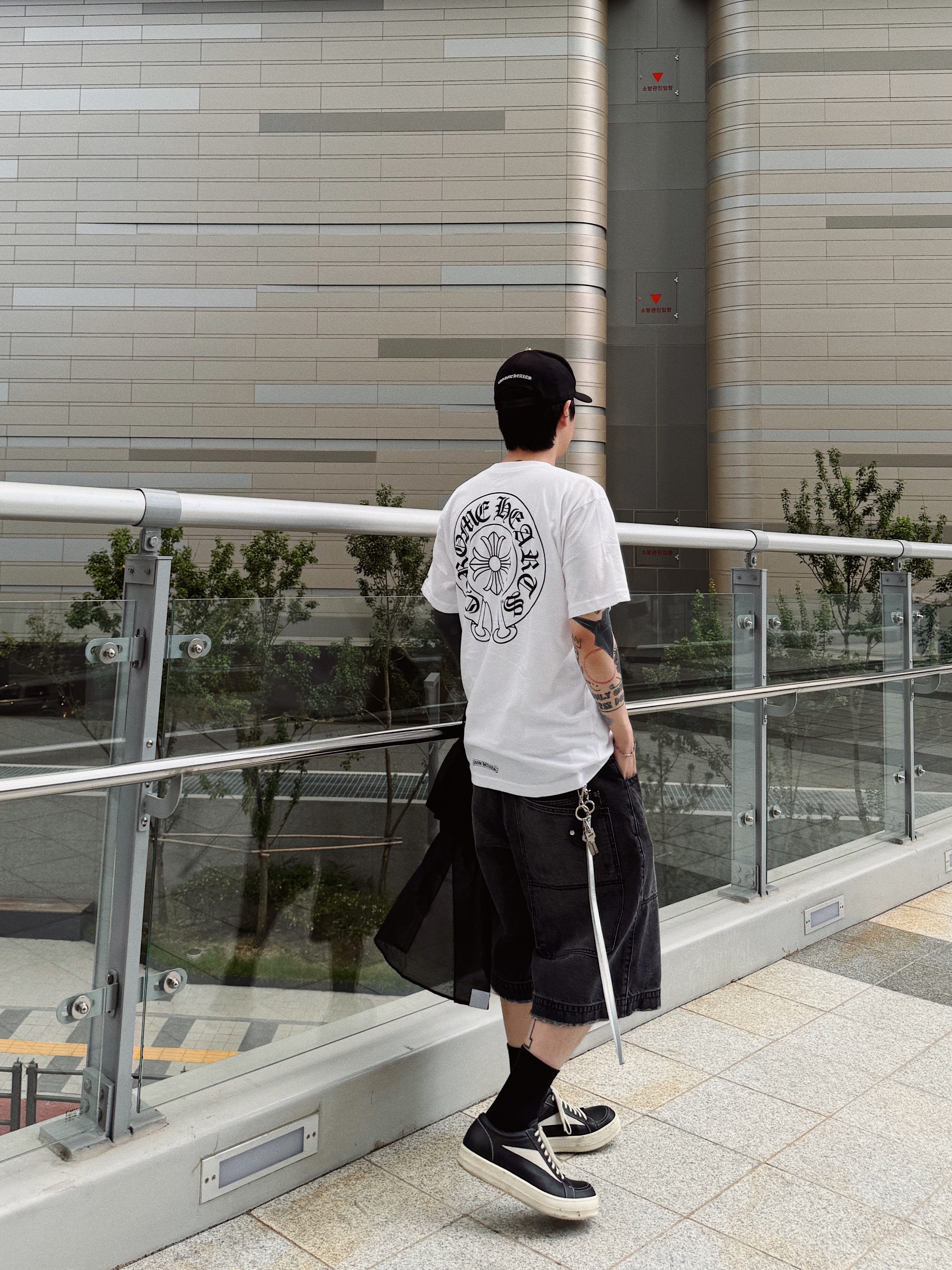 Chrome Hearts Horseshoe Logo Pocket T-Shirt White, ETCE Denim Bermuda Shorts Black 착용 스타일 - 1