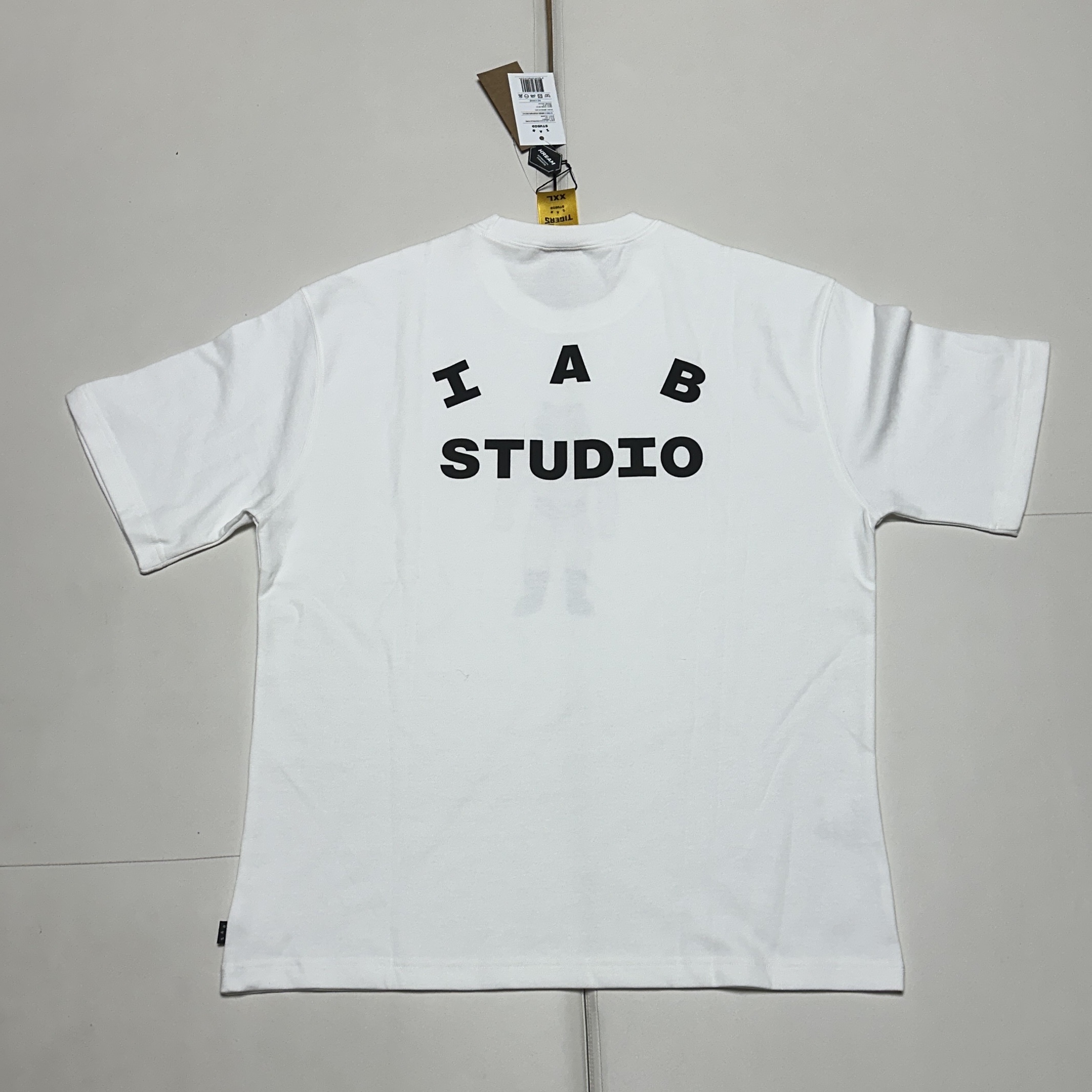 Kia Tigers x IAB Studio Tiger Head T-Shirt White 착용 스타일 - 2