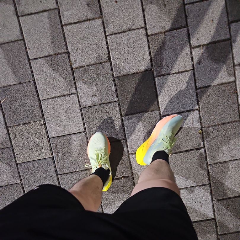Asics Novablast 4 Cool Matcha Safety Yellow 착용 스타일 - 1