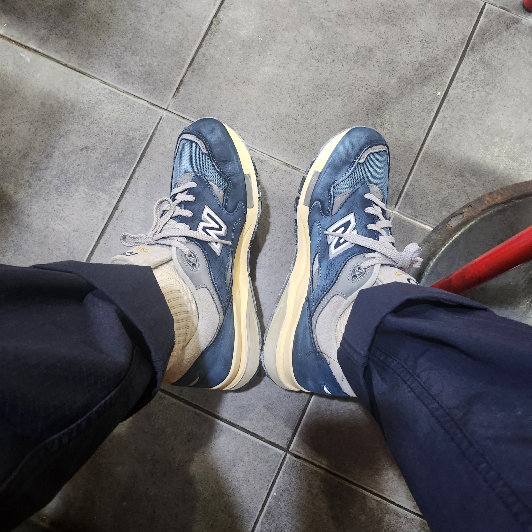 New Balance 1600 Premium Vintage Navy 착용 스타일 - 2
