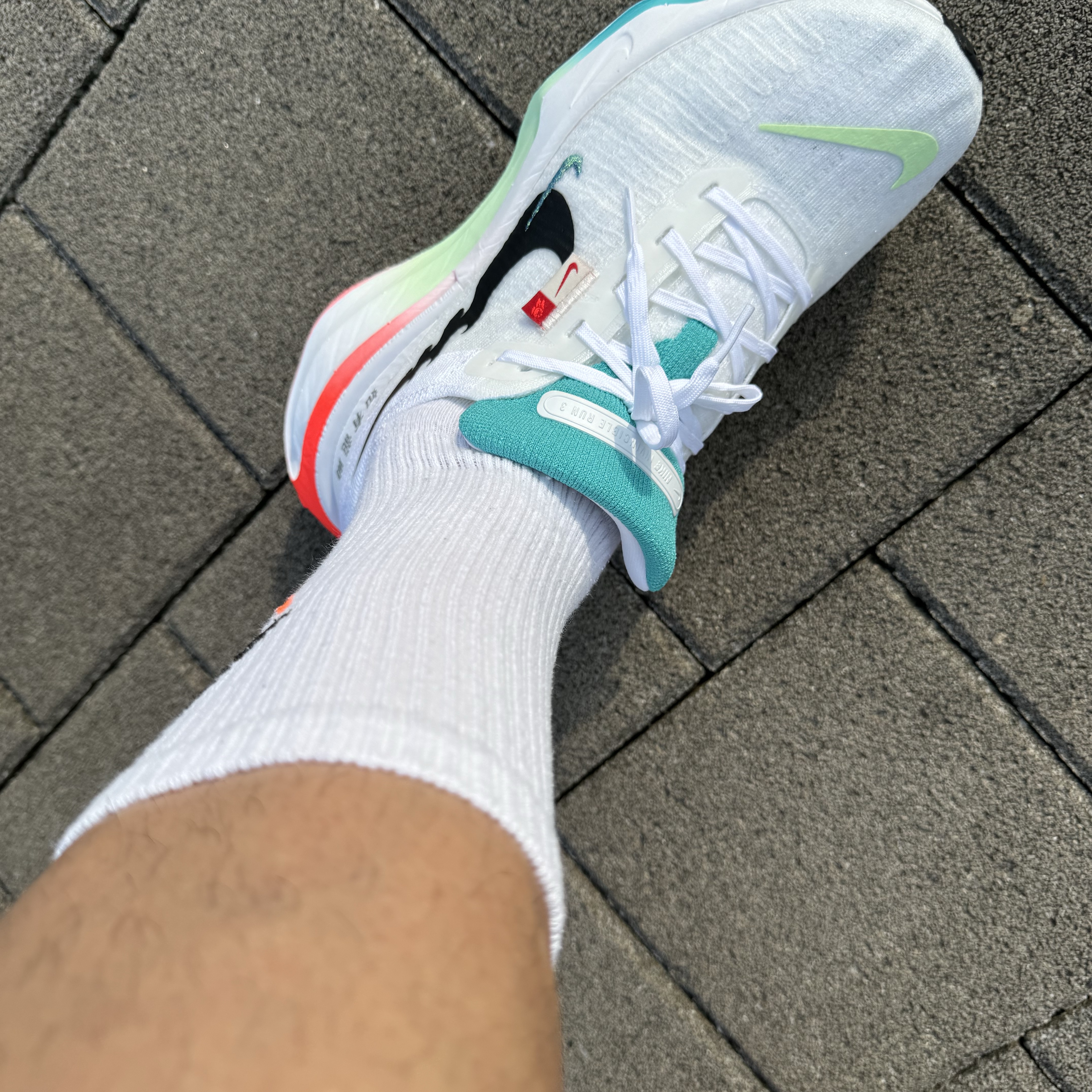 Nike Invincible 3 White Dusty Cactus 착용 스타일 - 1