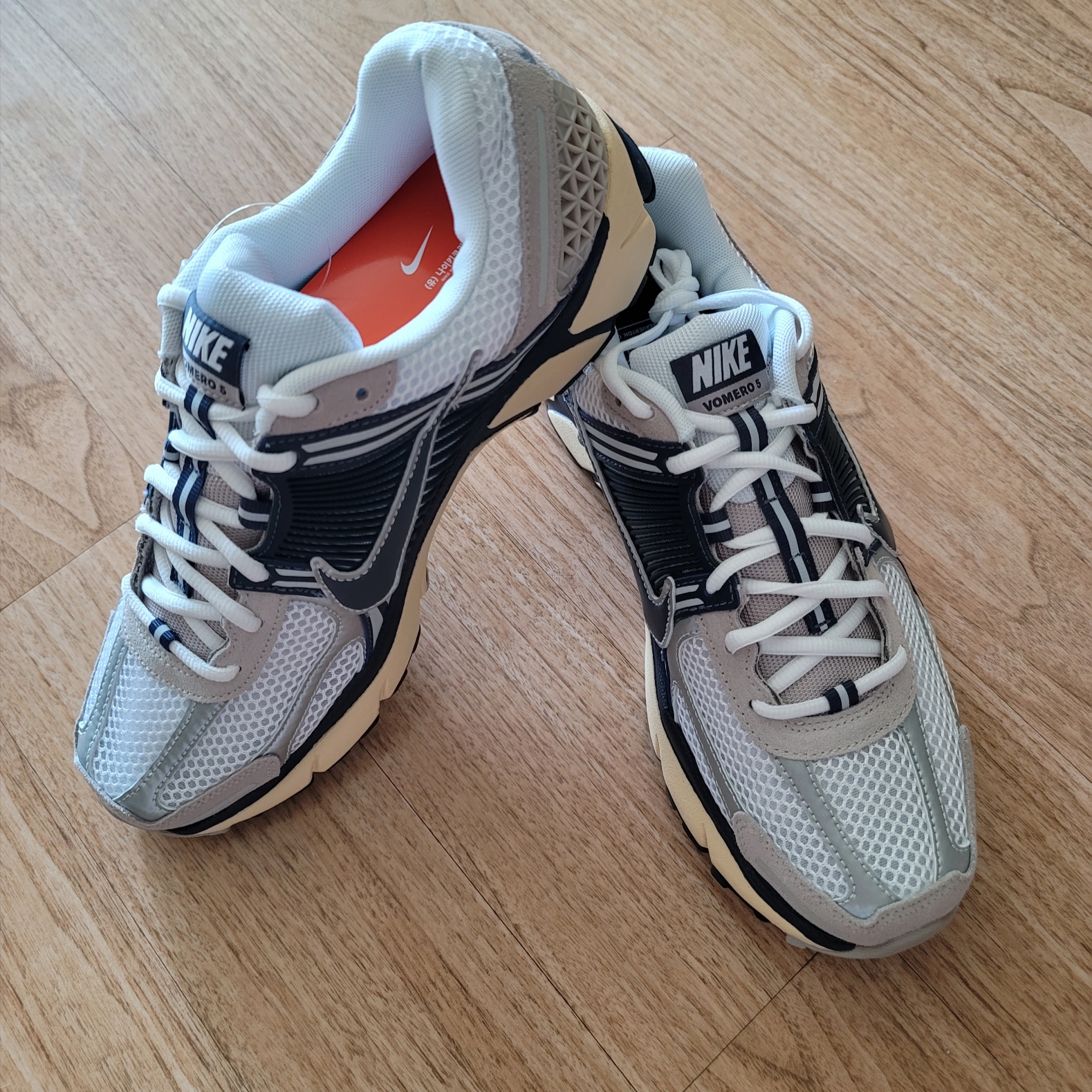 Nike Zoom Vomero 5 White Thunder Blue 착용 스타일