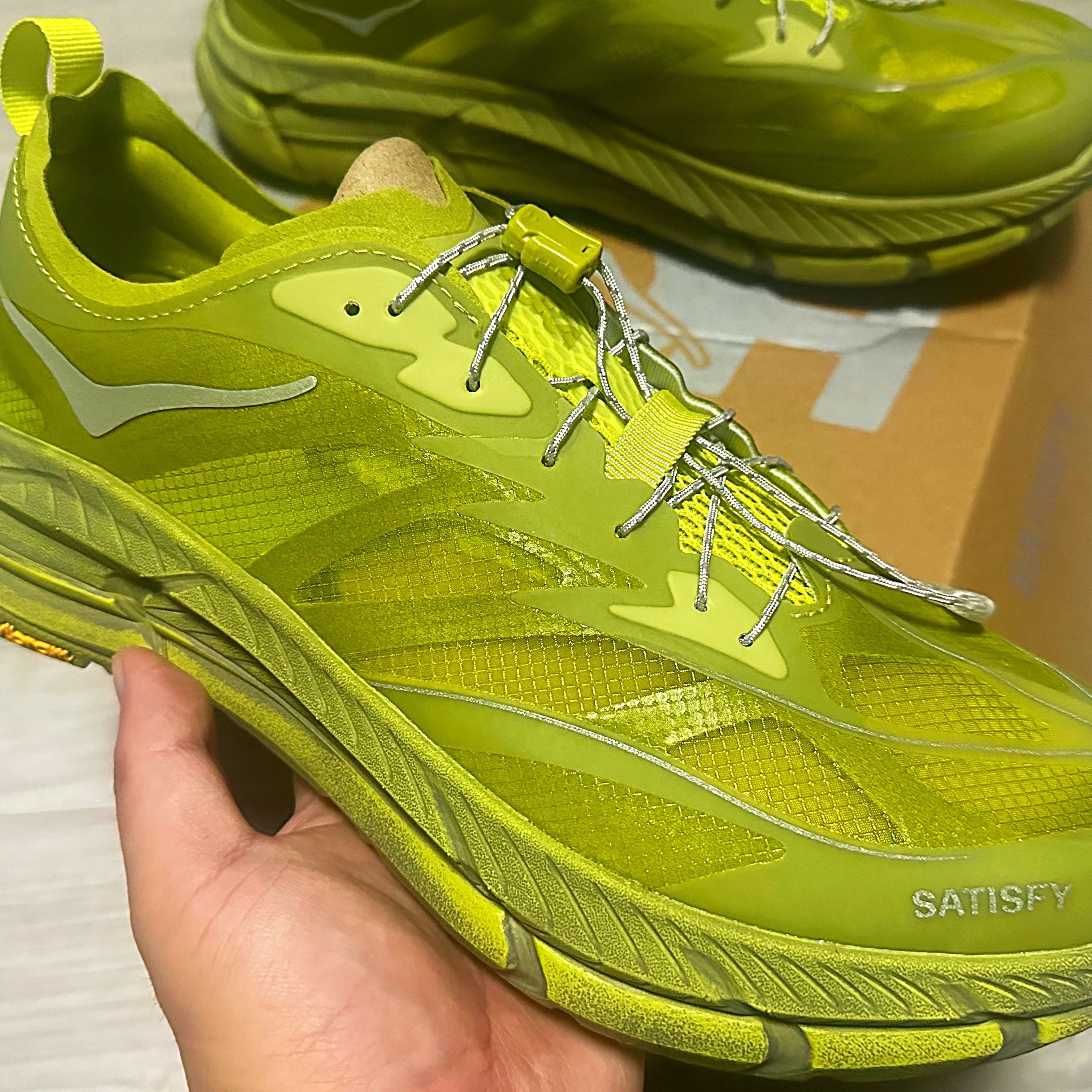 Hoka x Satisfy Mafate Speed 4 Lite Sulfur 착용 스타일 - 1