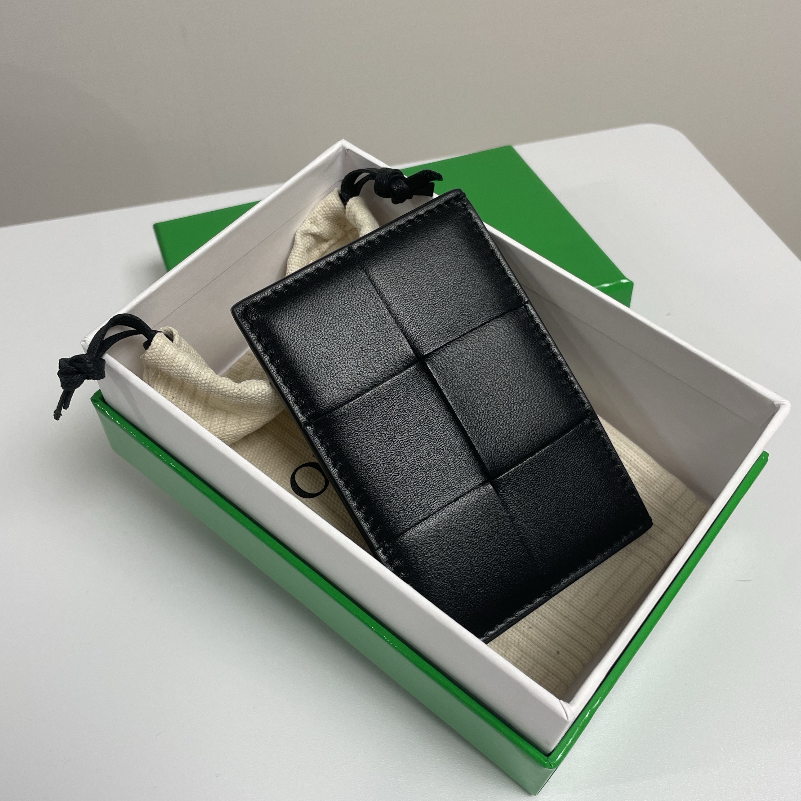 Bottega Veneta Credit Card Case Lambskin & Calfskin Black 착용 스타일 - 1