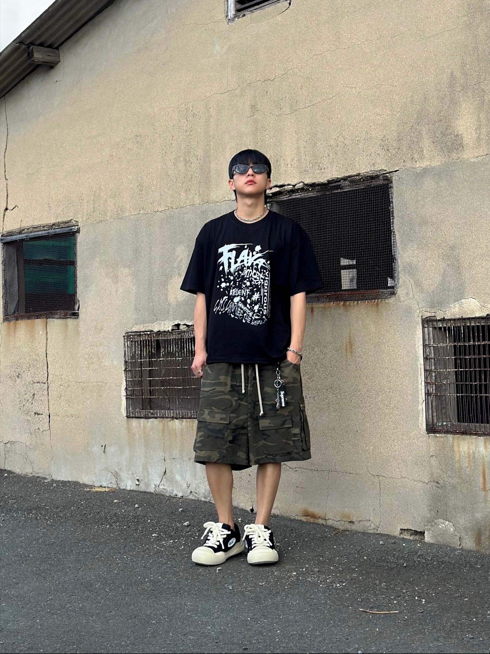 Supreme Ripstop Keychain Black - 24SS, Stussy Metal Dice Keychain Silver 착용 스타일 - 4