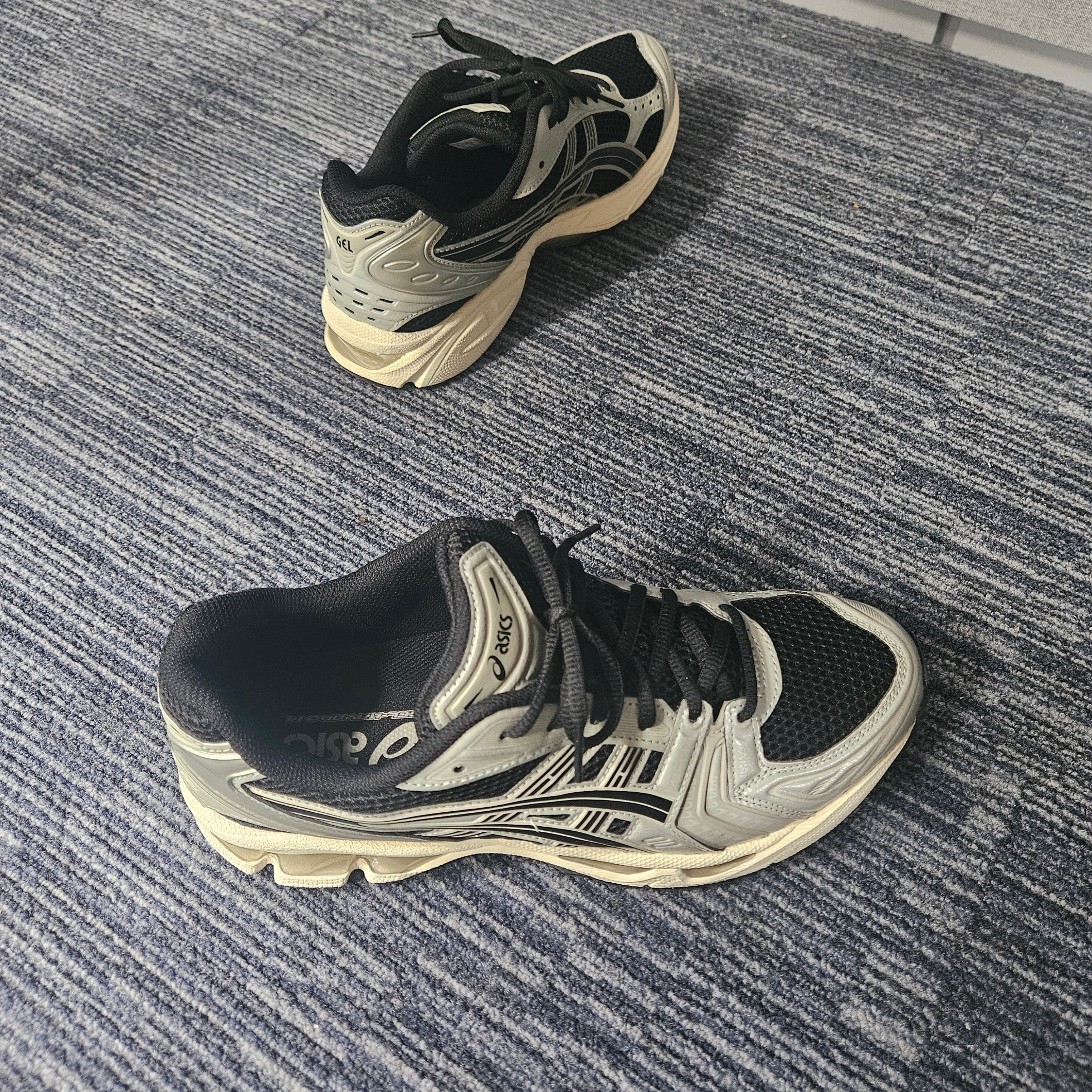 Asics Gel-Kayano 14 Black Seal Grey 착용 스타일 - 2