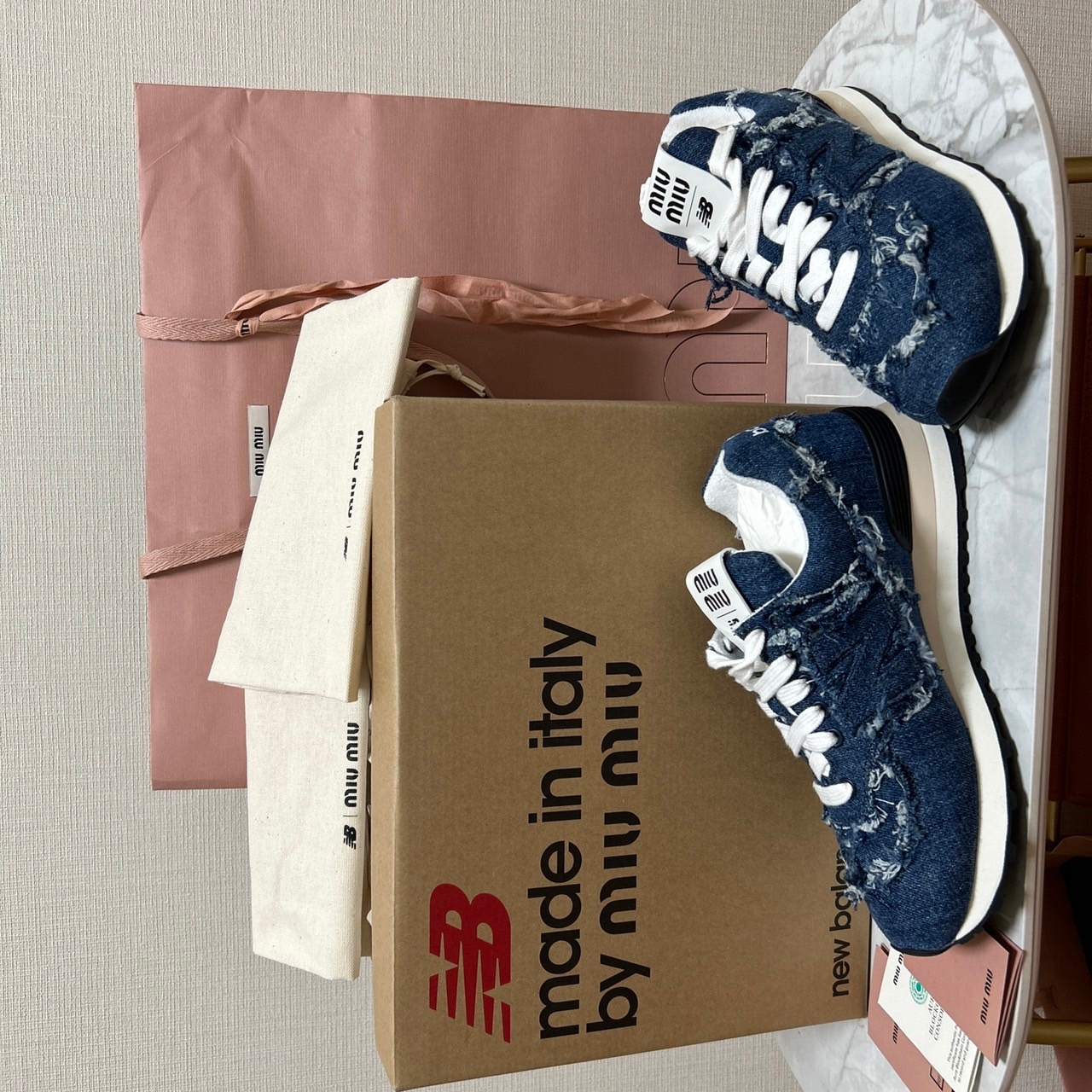 (W) New Balance x Miu Miu 574 Denim White 착용 스타일 - 7