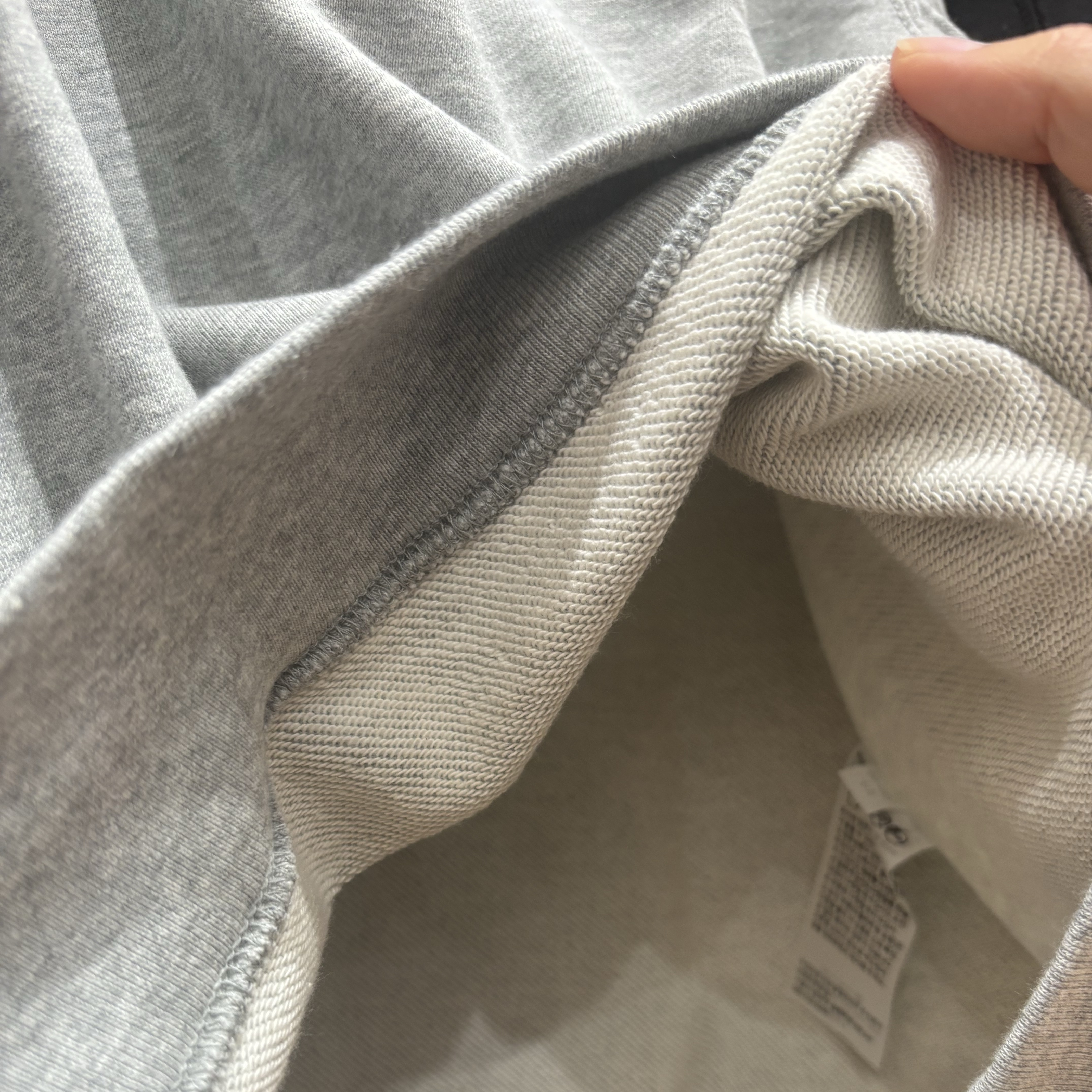 Uniqlo UT x Kaws x Warhol Sweatshirt Heather Gray, Uniqlo UT x Kaws x Warhol Coach Jacket Navy 착용 스타일 - 2