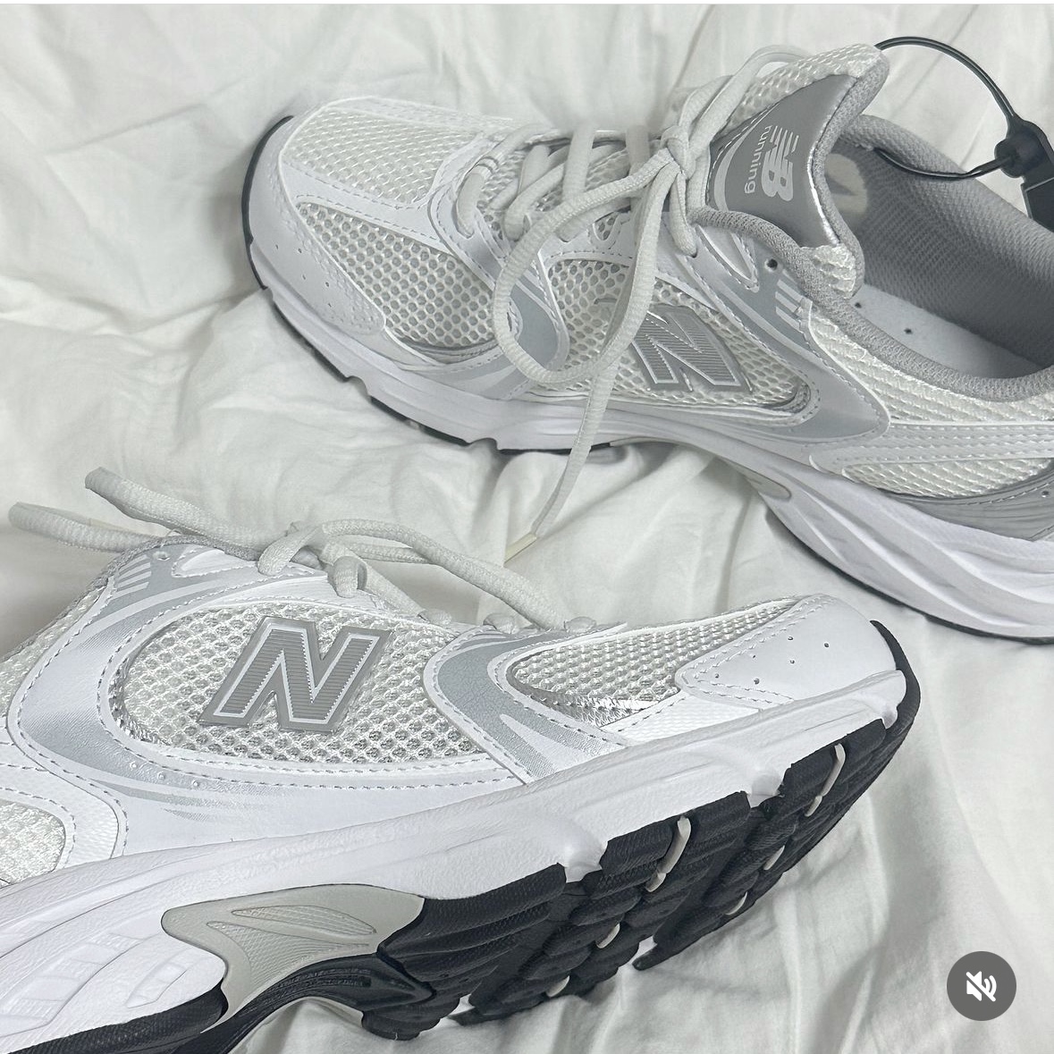 New Balance 530 Munsell White Silver Metallic 착용 스타일 - 7
