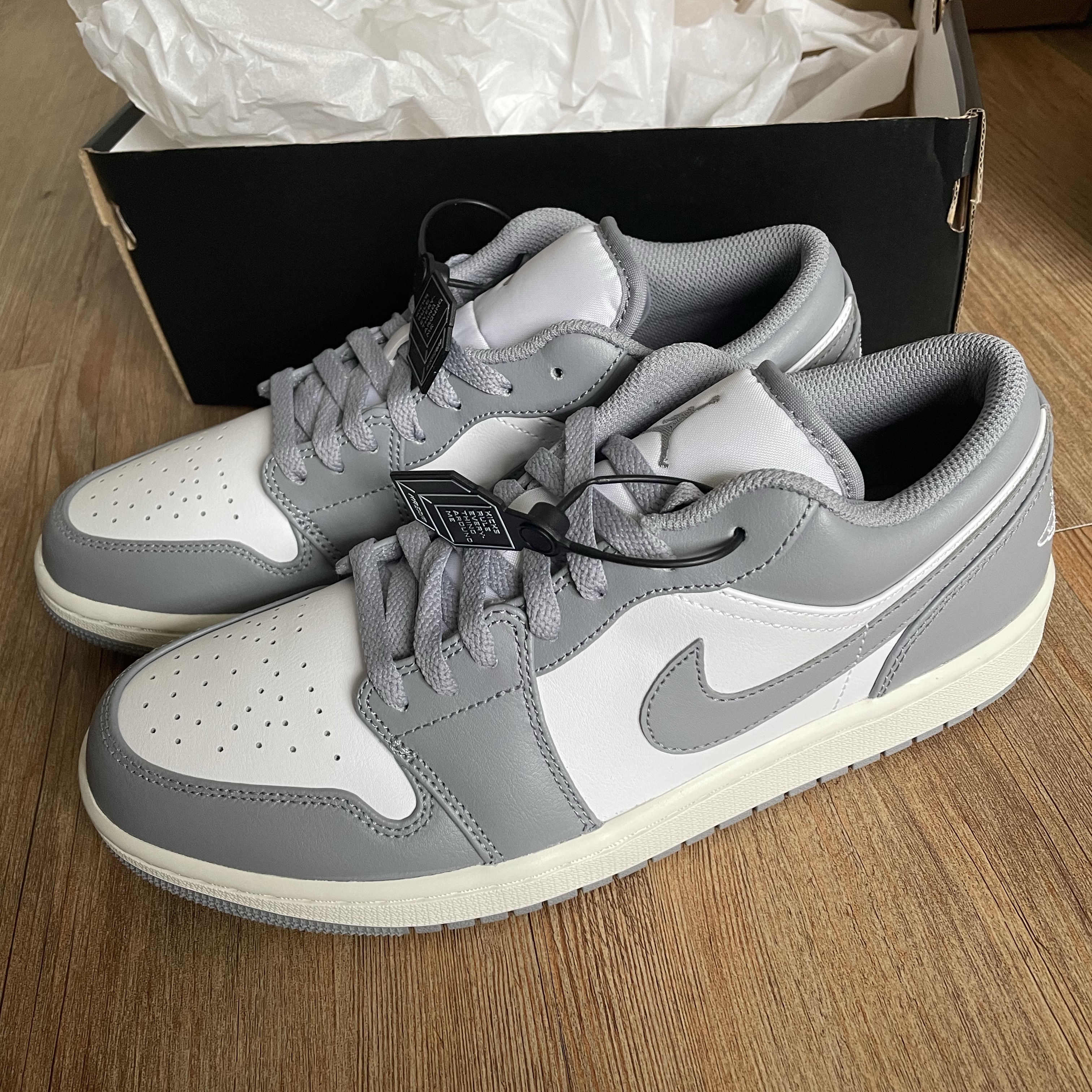 Jordan 1 Low Stealth and White 착용 스타일