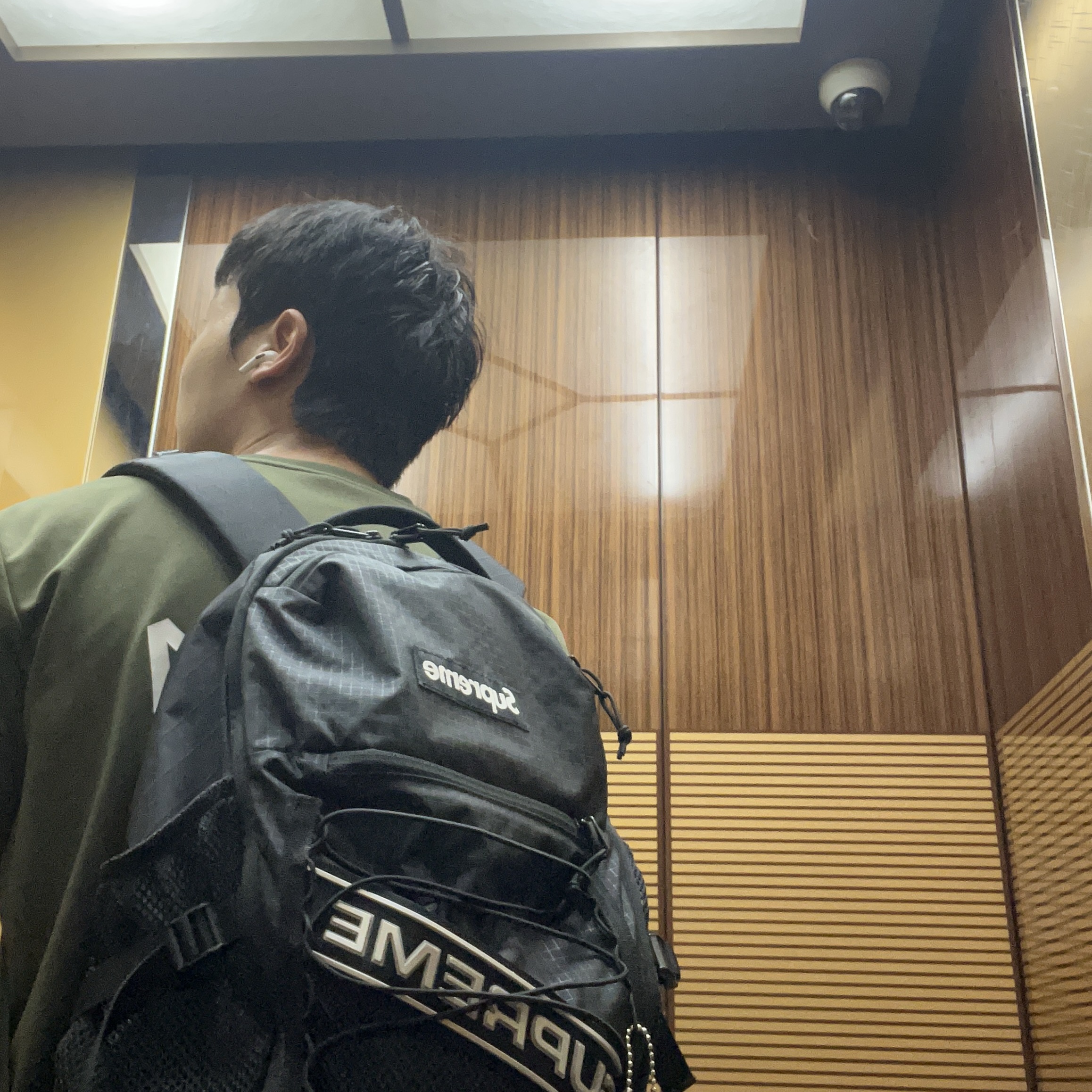 Supreme Backpack Black - 23FW, Supreme Floating Keychain Black - 23FW 착용 스타일