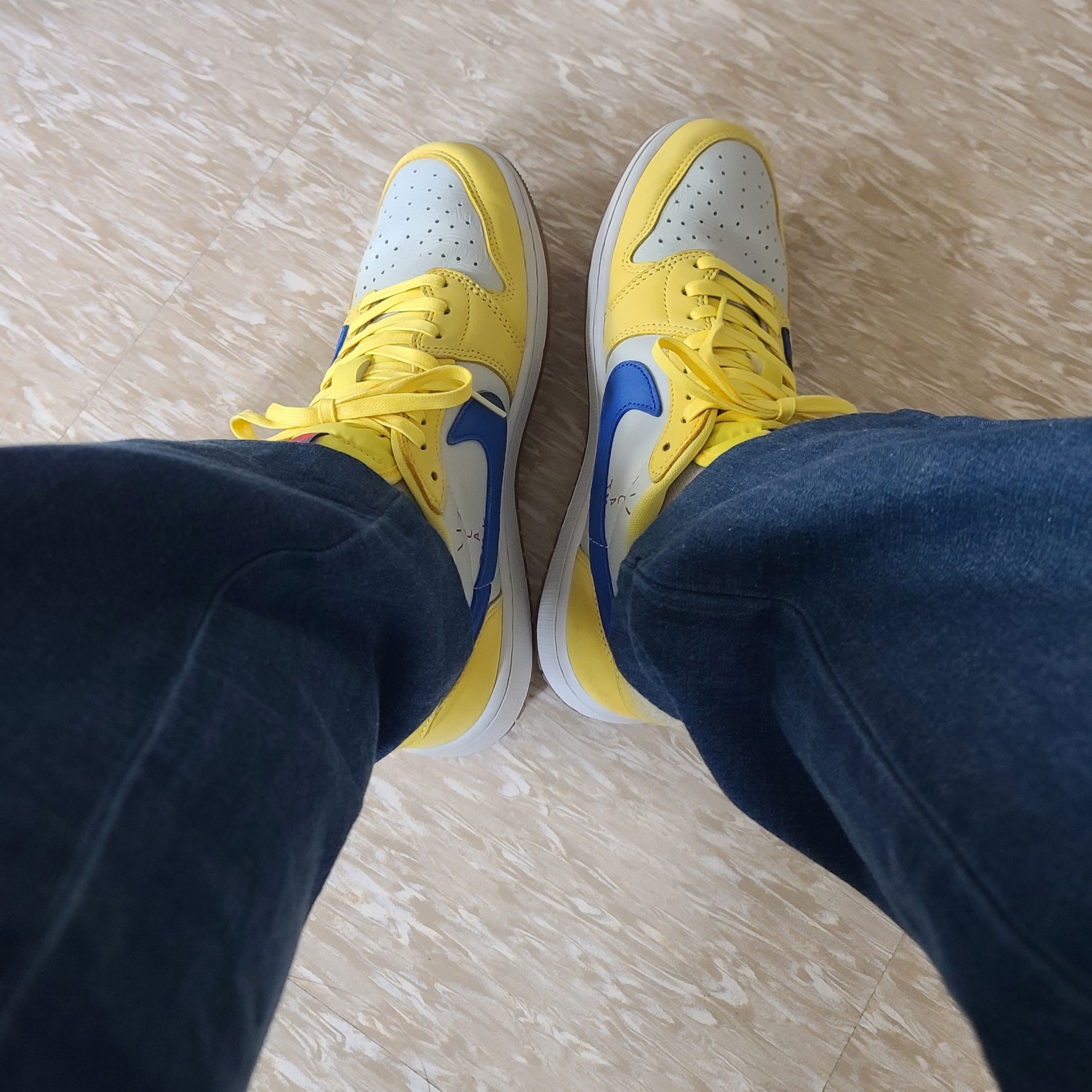 (W) Jordan 1 x Travis Scott Retro Low OG SP Canary 착용 스타일
