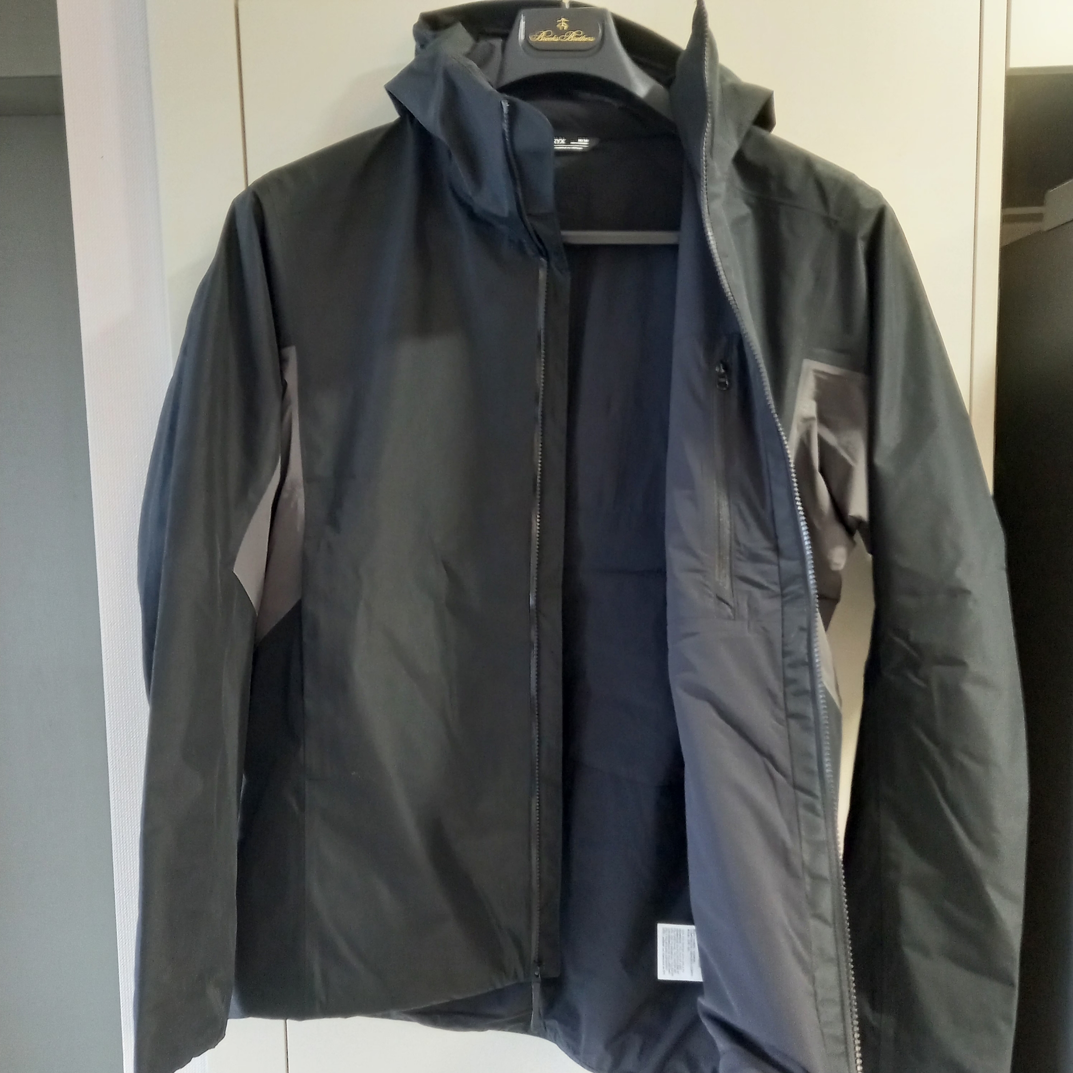 Arc'teryx Solano Insulated Hoody Black Graphite, Arc'teryx Solano Insulated Hoody Black Graphite 착용 스타일 - 8