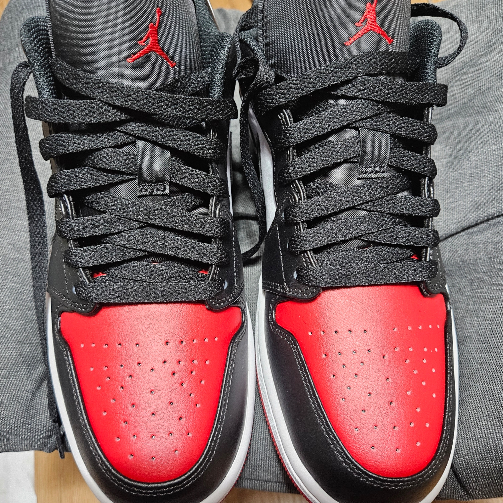 Jordan 1 Low White Varsity Red 착용 스타일 - 1