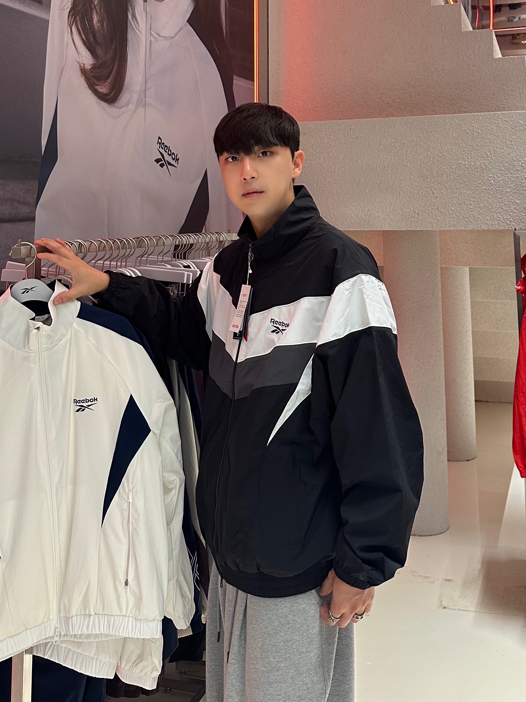 Reebok Legend Warm-Up Windbreaker Off White 착용 스타일 - 3