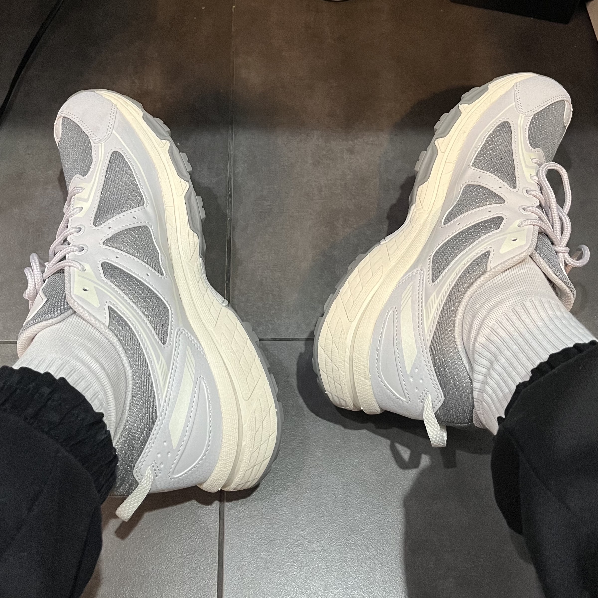 Asics Gel-Venture 6 SPS Clay Grey Cream 착용 스타일