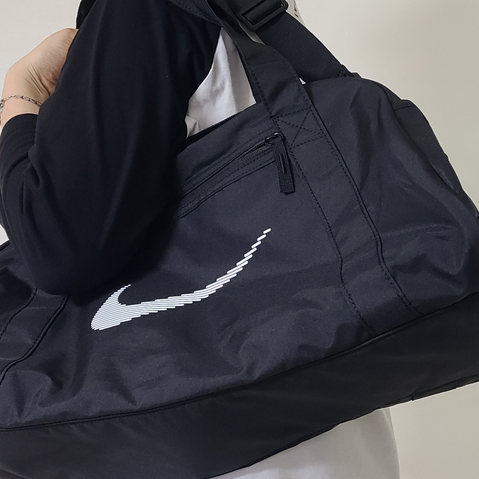 Nike Gym Club Duffle Bag 24L Black 착용 스타일