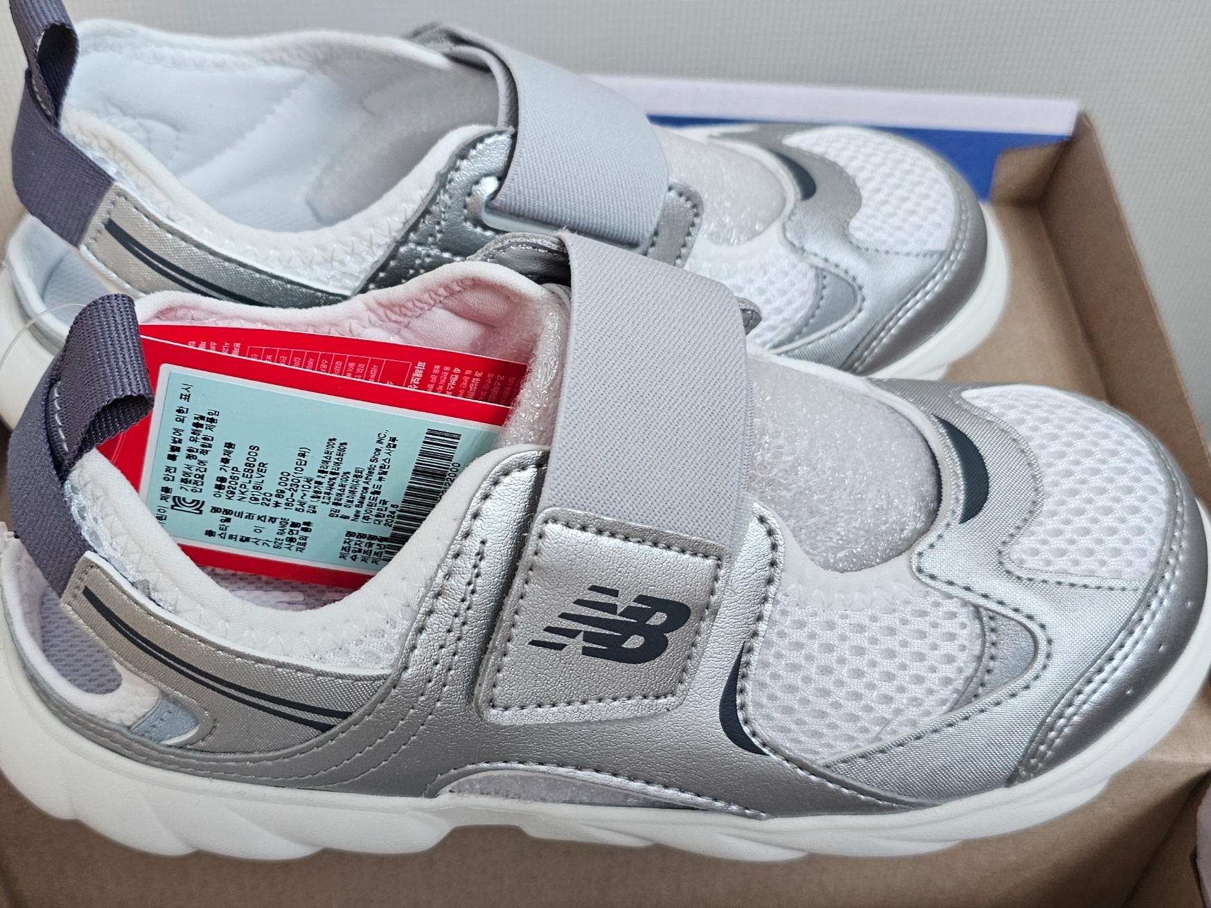 (Kids) New Balance Freedle 920 Sandal Silver 착용 스타일