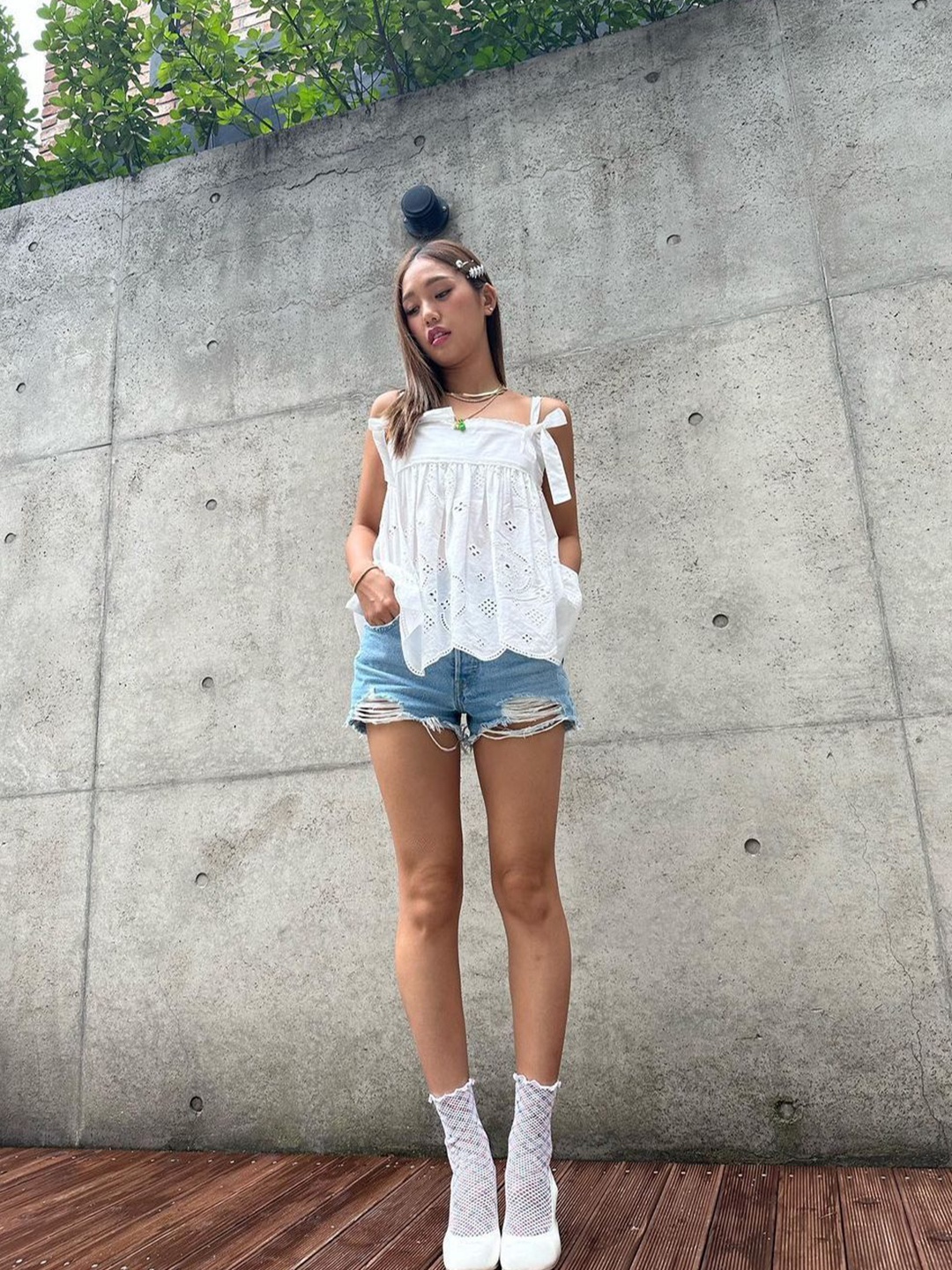 Supreme Script Baggy Denim Short Washed Indigo - 24SS, Holzweiler Women Louisa Short Denim Skirt Light Blue Mix - 24FW 착용 스타일 - 3
