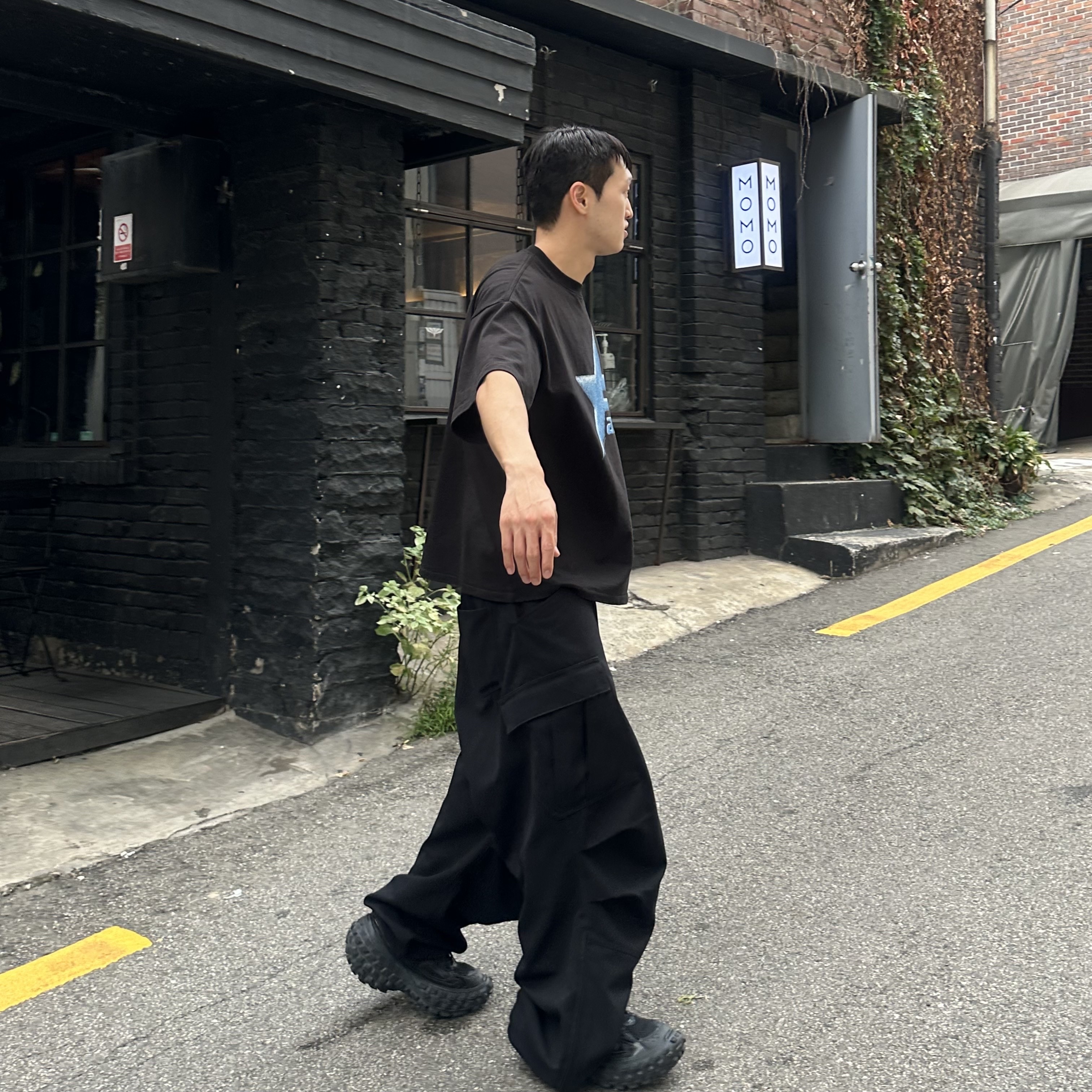 Nonnod Side Zip Cargo Pants Black, Farfromwhat Far Star Logo T-Shirt Green 착용 스타일 - 2