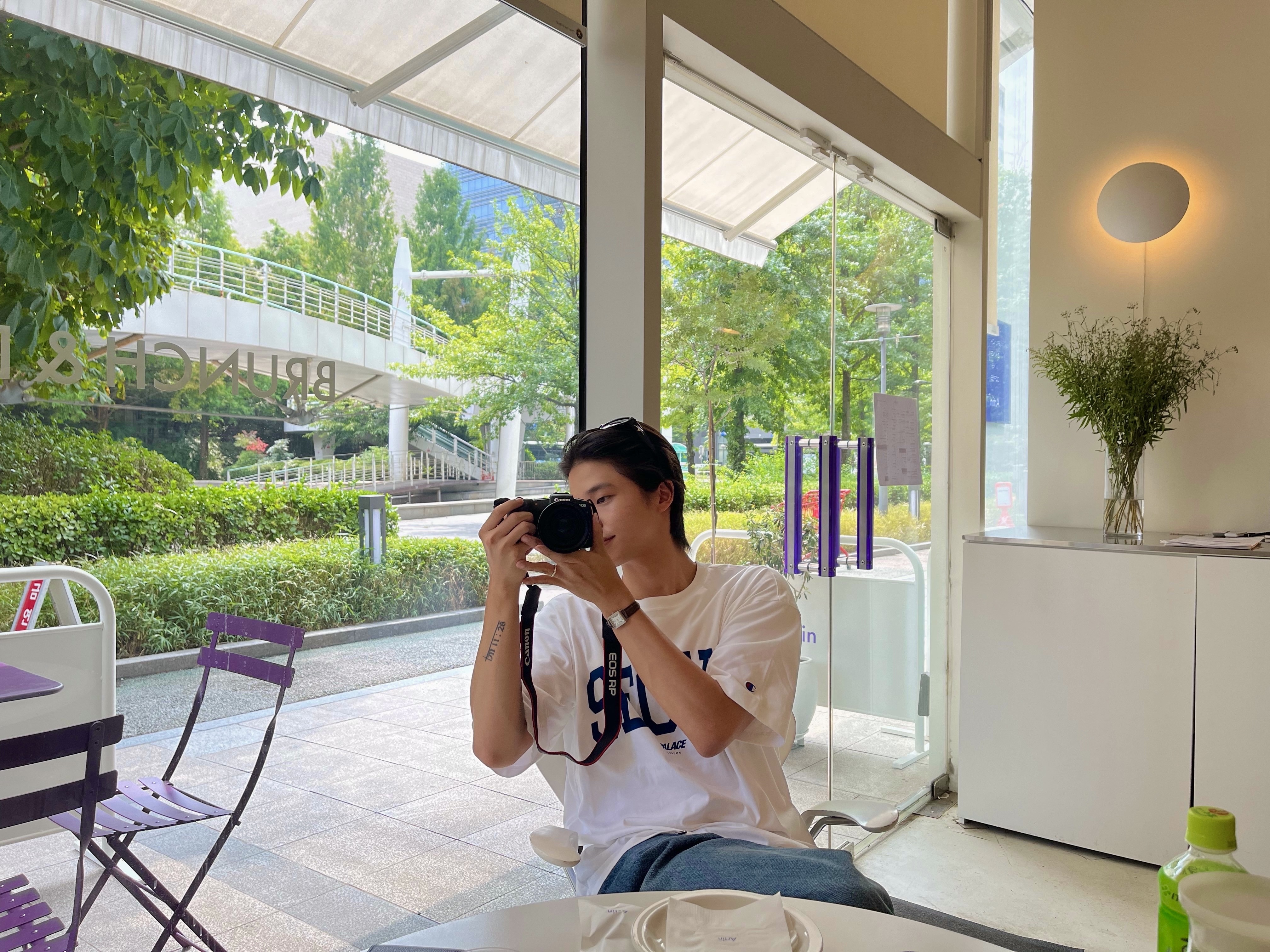 Palace x Champion Shop T-Shirt Seoul White - 24FW, Casio LTP-V007L-7B2 착용 스타일 - 1