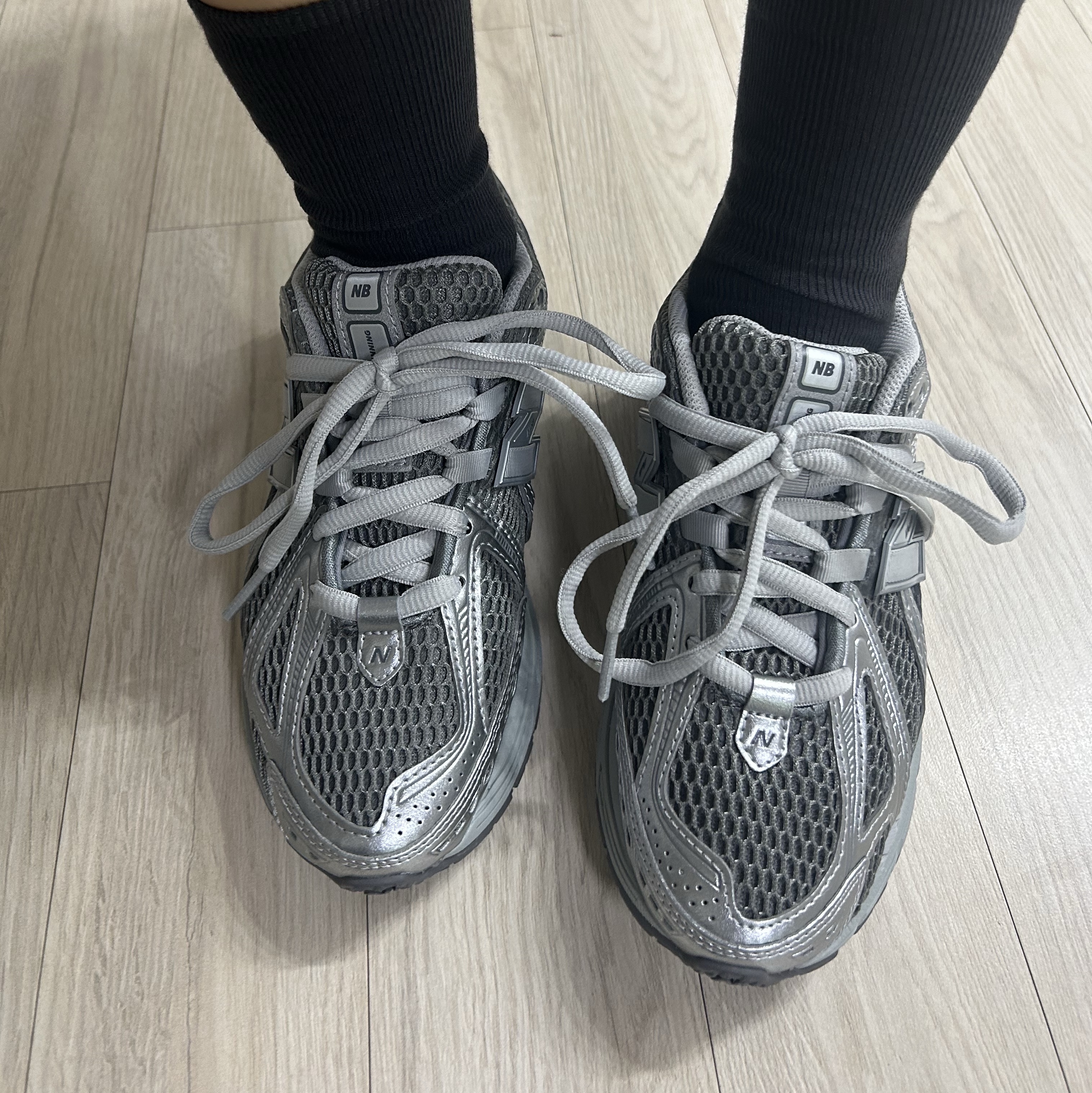 New Balance 1906R Harbor Grey Silver Metalic 착용 스타일 - 2