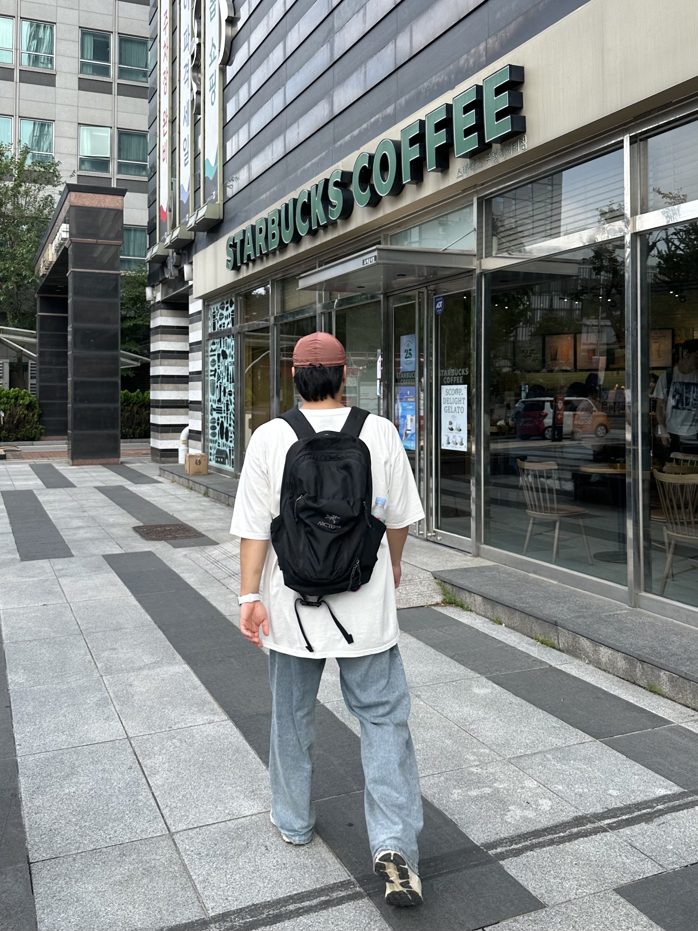 Stussy Dollie Pigment Dyed T-Shirt Natural, Arc'teryx Mantis 26 Backpack Black 착용 스타일 - 3