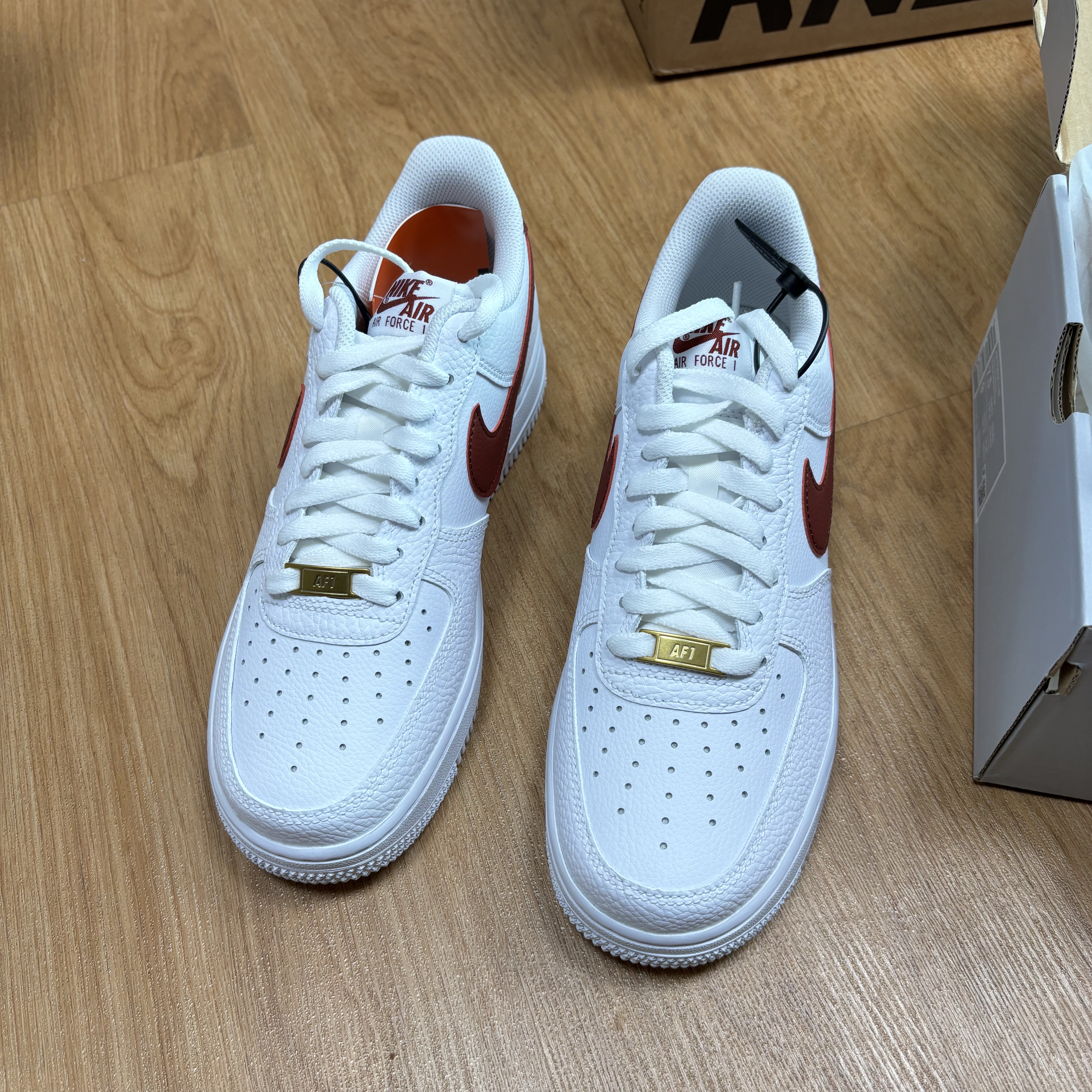 Nike Air Force 1 '07 Low White Team Red 착용 스타일