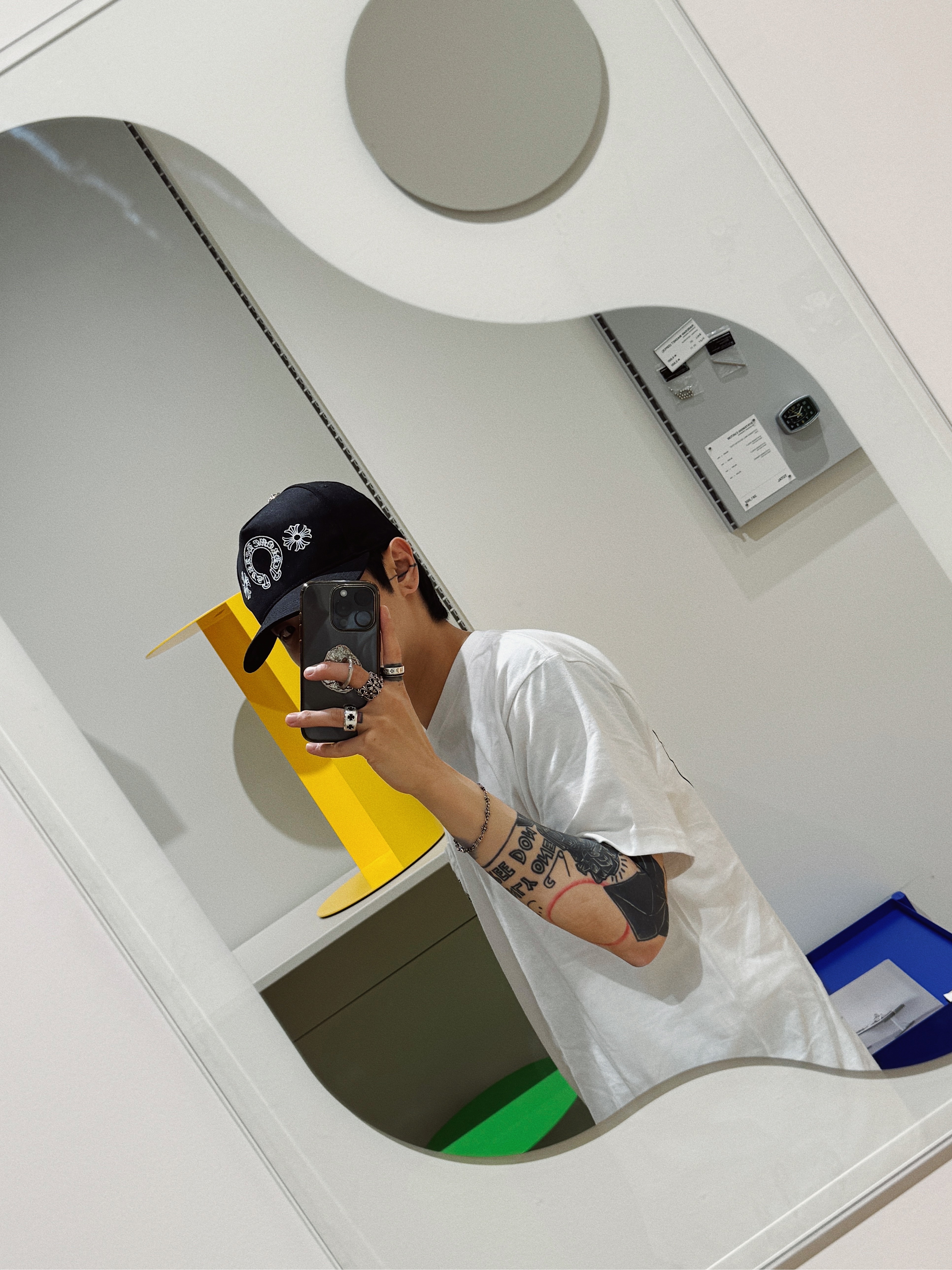 Chrome Hearts Horseshoe Logo Pocket T-Shirt White, ETCE Denim Bermuda Shorts Black 착용 스타일 - 6