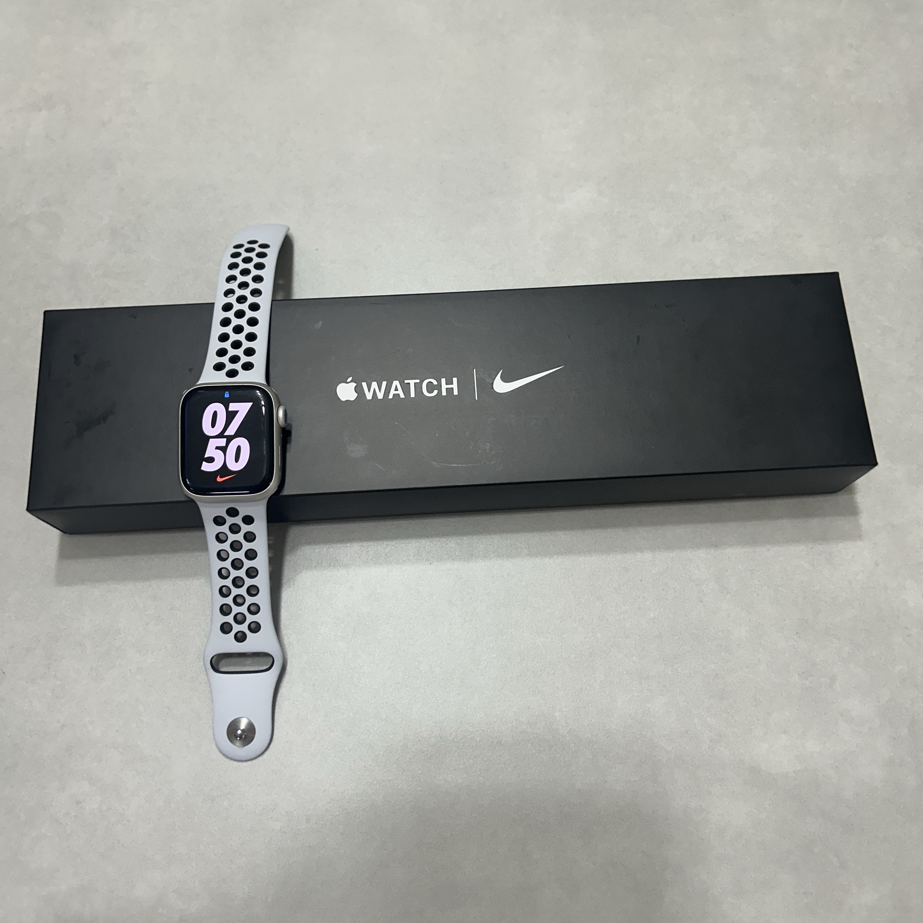 Apple Watch Nike Series 7 45mm GPS Starlight Aluminum Case with Nike Sport Band Pure Platinum Black (Korean Ver.) 착용 스타일