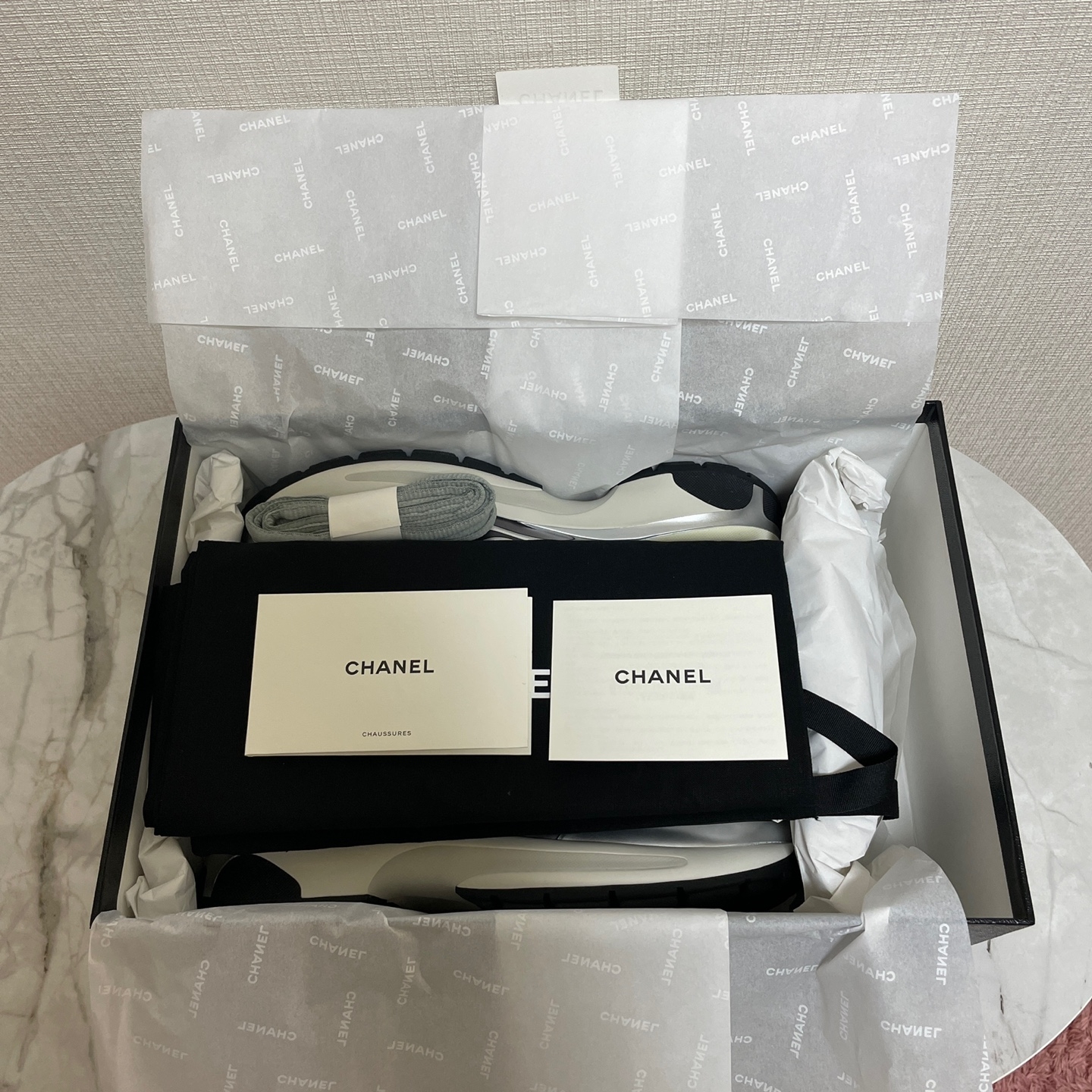 Chanel Sneakers Fabric Laminated & White Silver 착용 스타일 - 5
