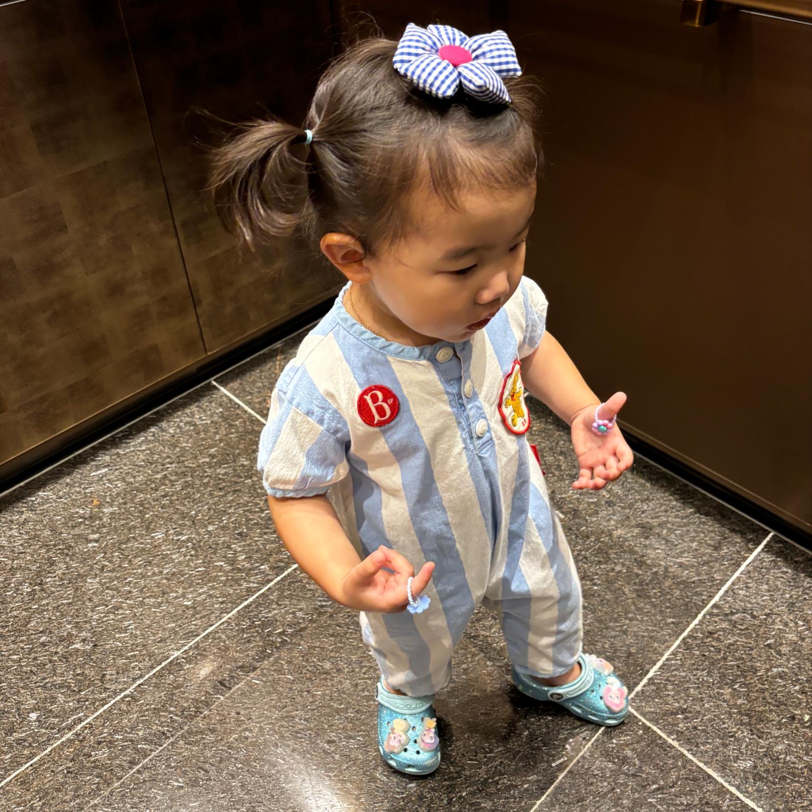 (Kids) Crocs Classic Clog White 착용 스타일 - 2