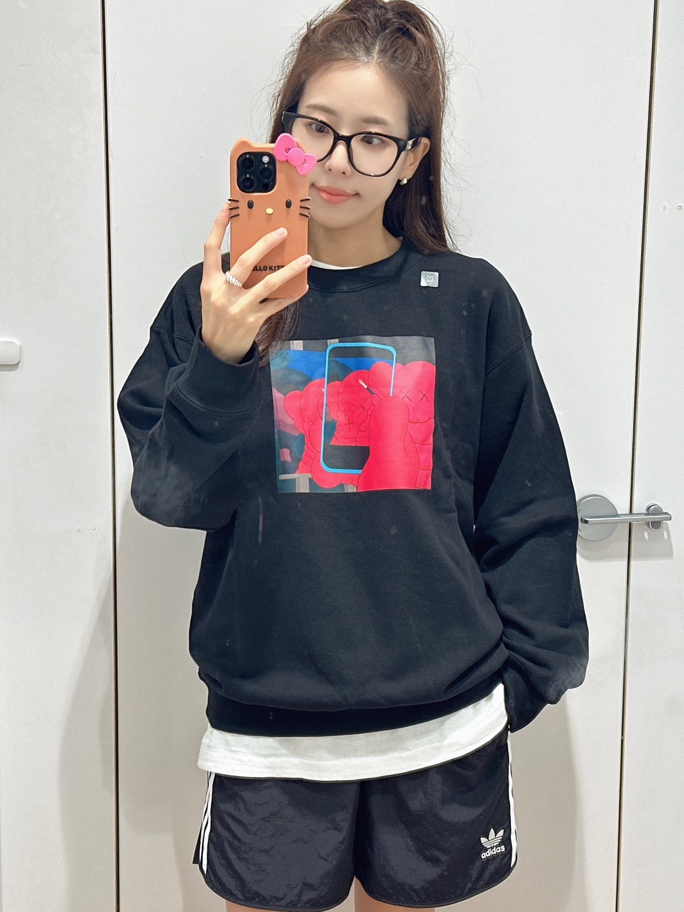 Uniqlo UT x Kaws x Warhol Sweatshirt Black, Adidas Adicolor Classic Sprinter Shorts Black - KR Sizing 착용 스타일