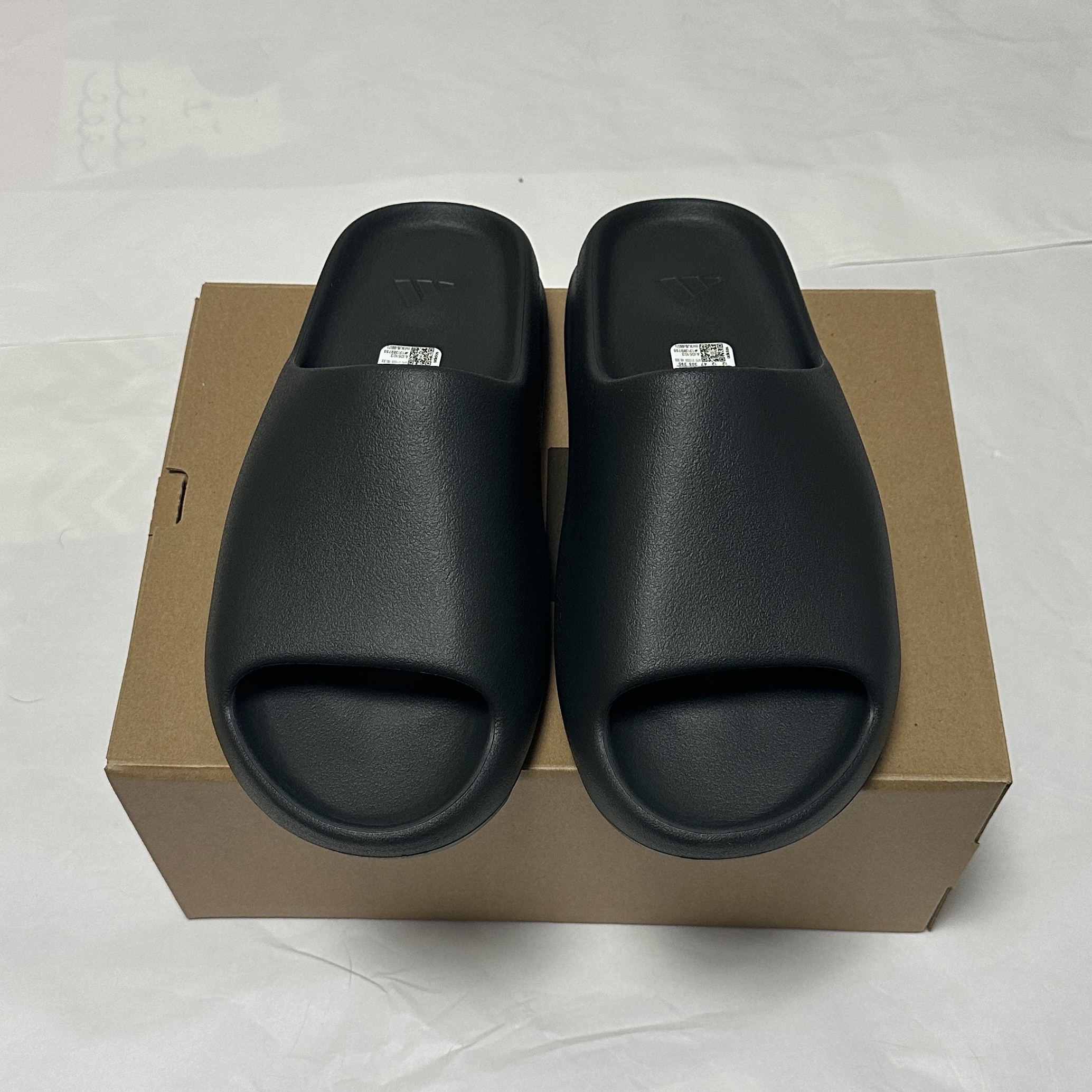 Adidas Yeezy Slide Dark Onyx 2024 착용 스타일 - 1