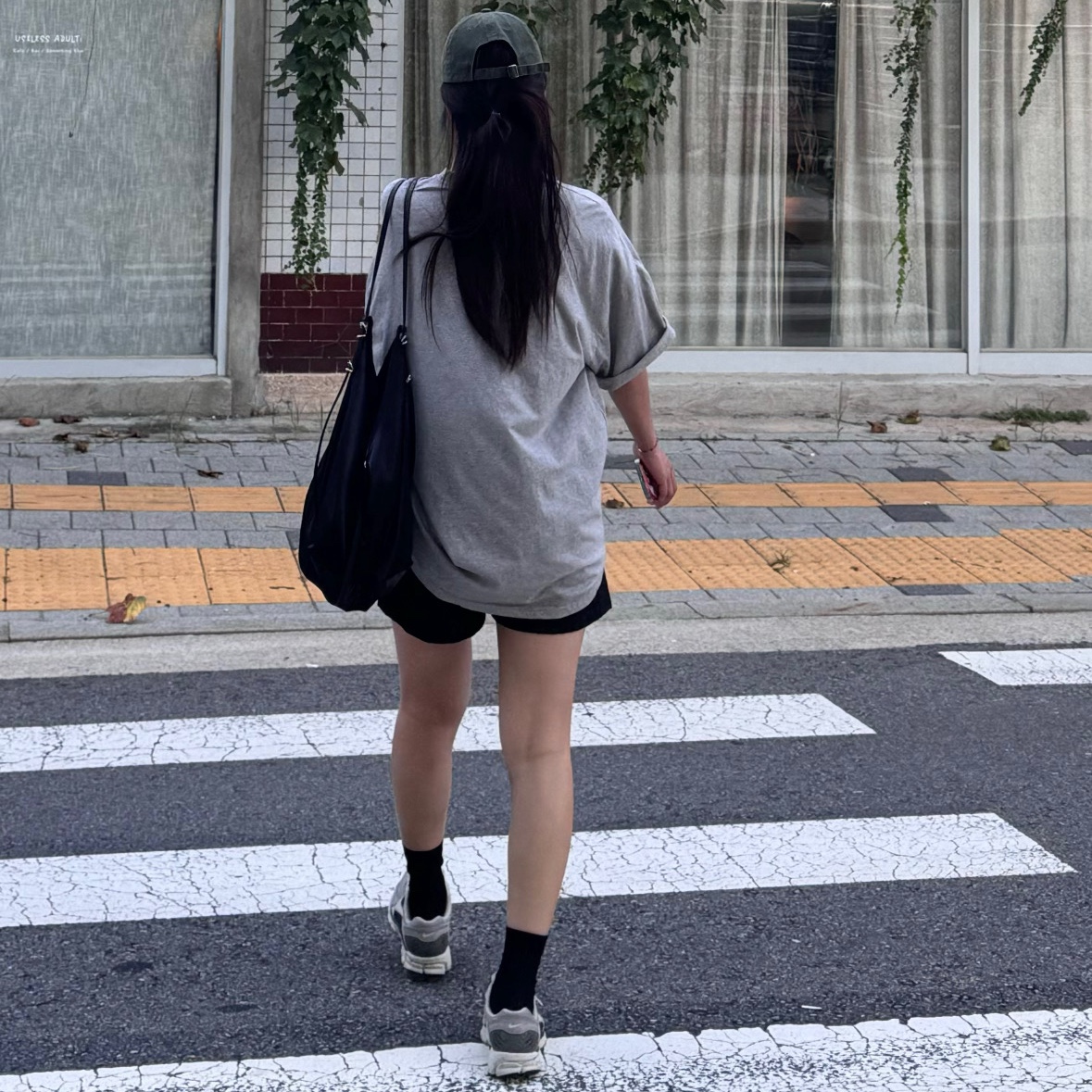 Zara Satin Tote Bag Black, (W) Nike Zoom Vomero 5 Cobblestone and Flat Pewter 착용 스타일