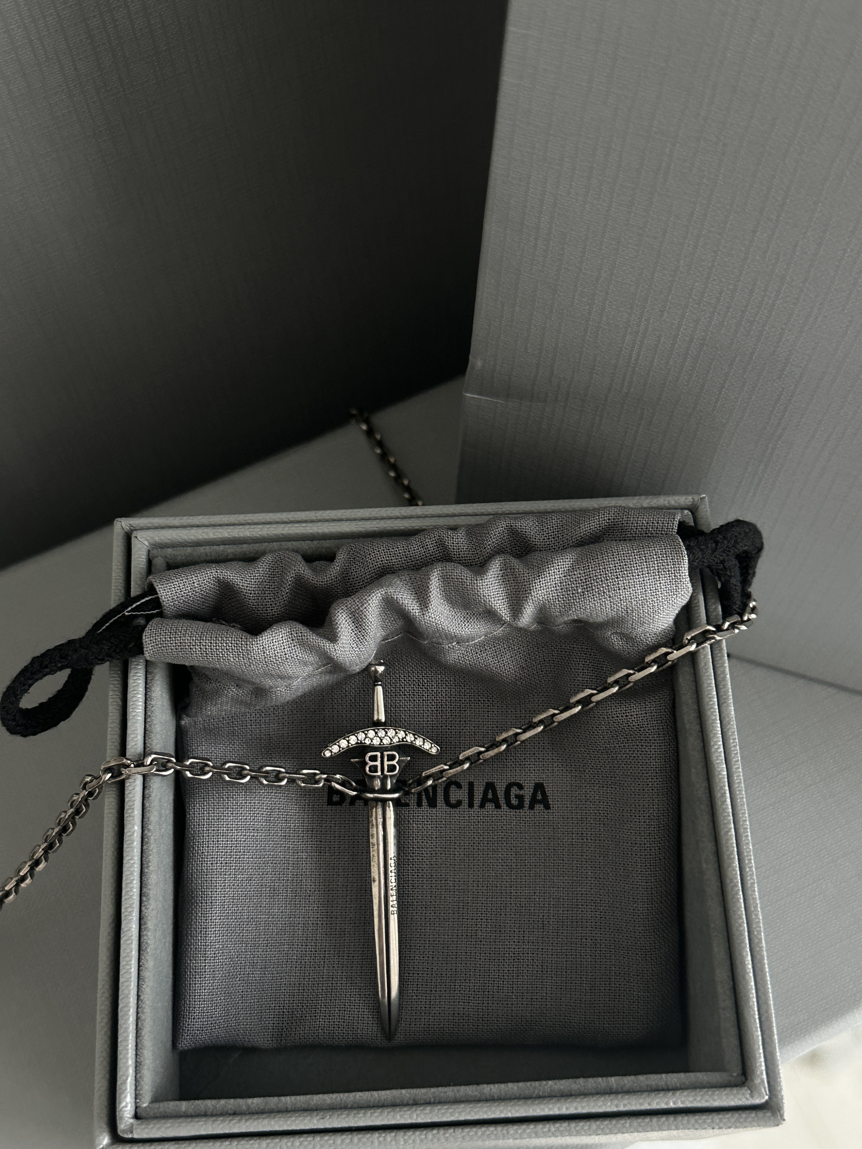Balenciaga Goth Sword Necklace Antique Silver 착용 스타일