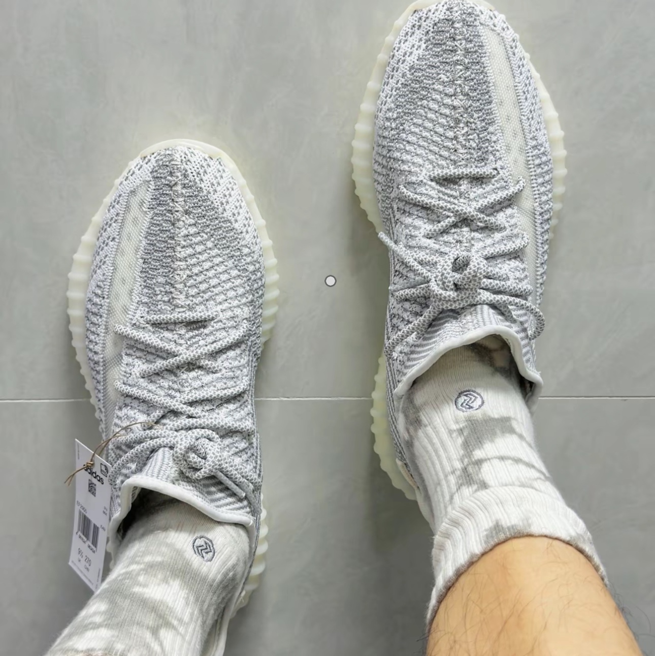 Adidas Yeezy Boost 350 V2 Static 2023 착용 스타일 - 1