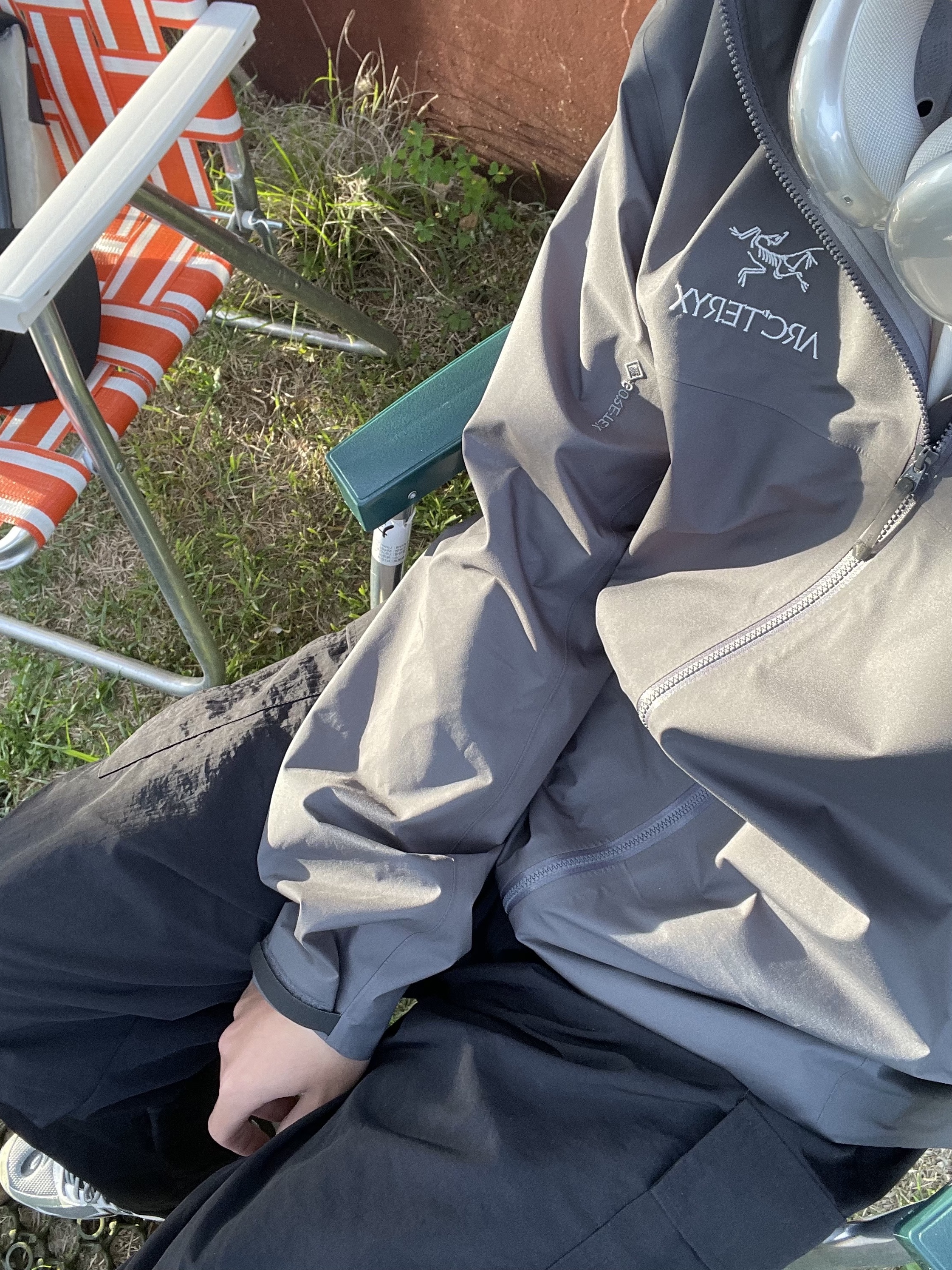 Arc'teryx Beta Jacket Cloud, Apple AirPods Max Lightning Silver (Korean Ver.) 착용 스타일 - 2