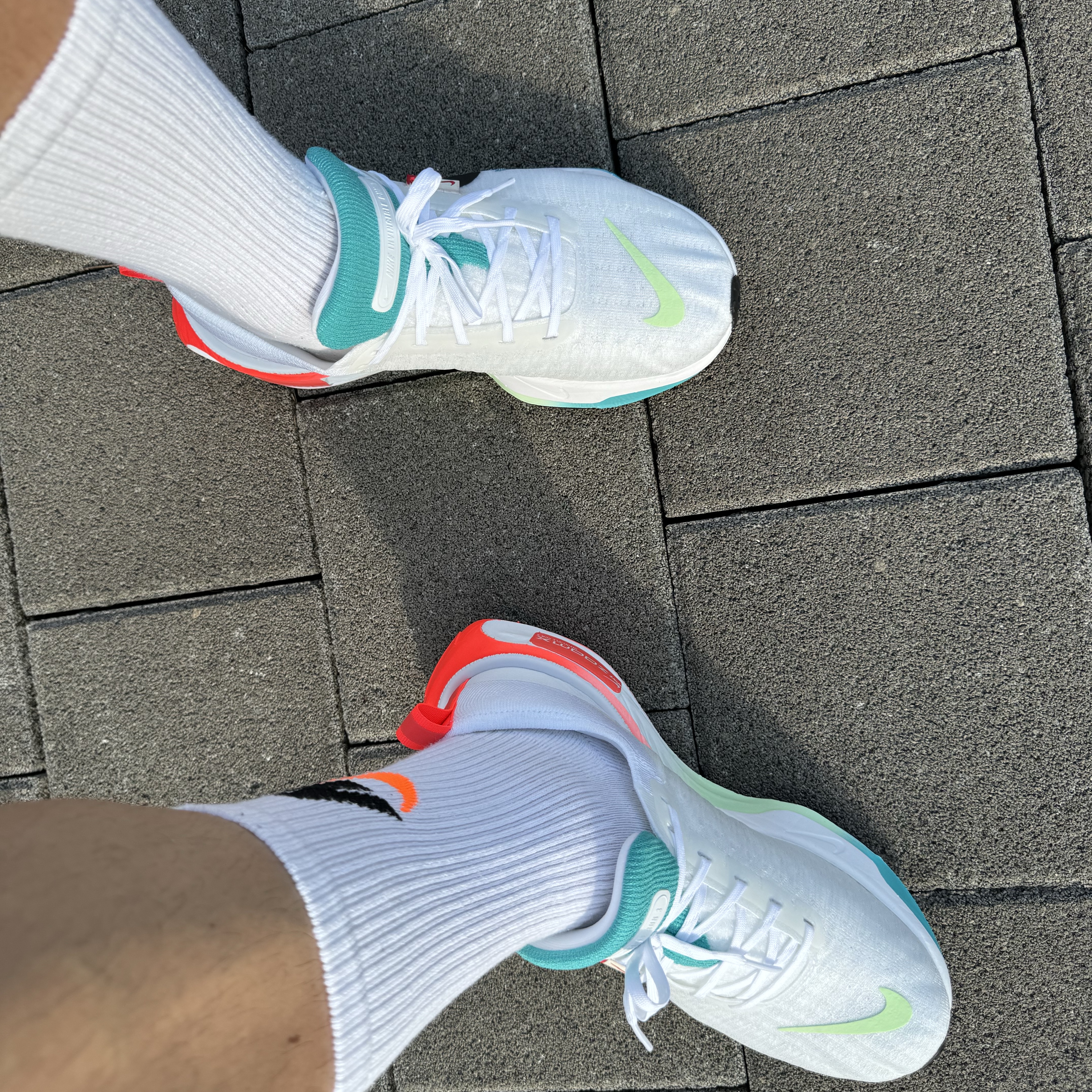 Nike Invincible 3 White Dusty Cactus 착용 스타일 - 2