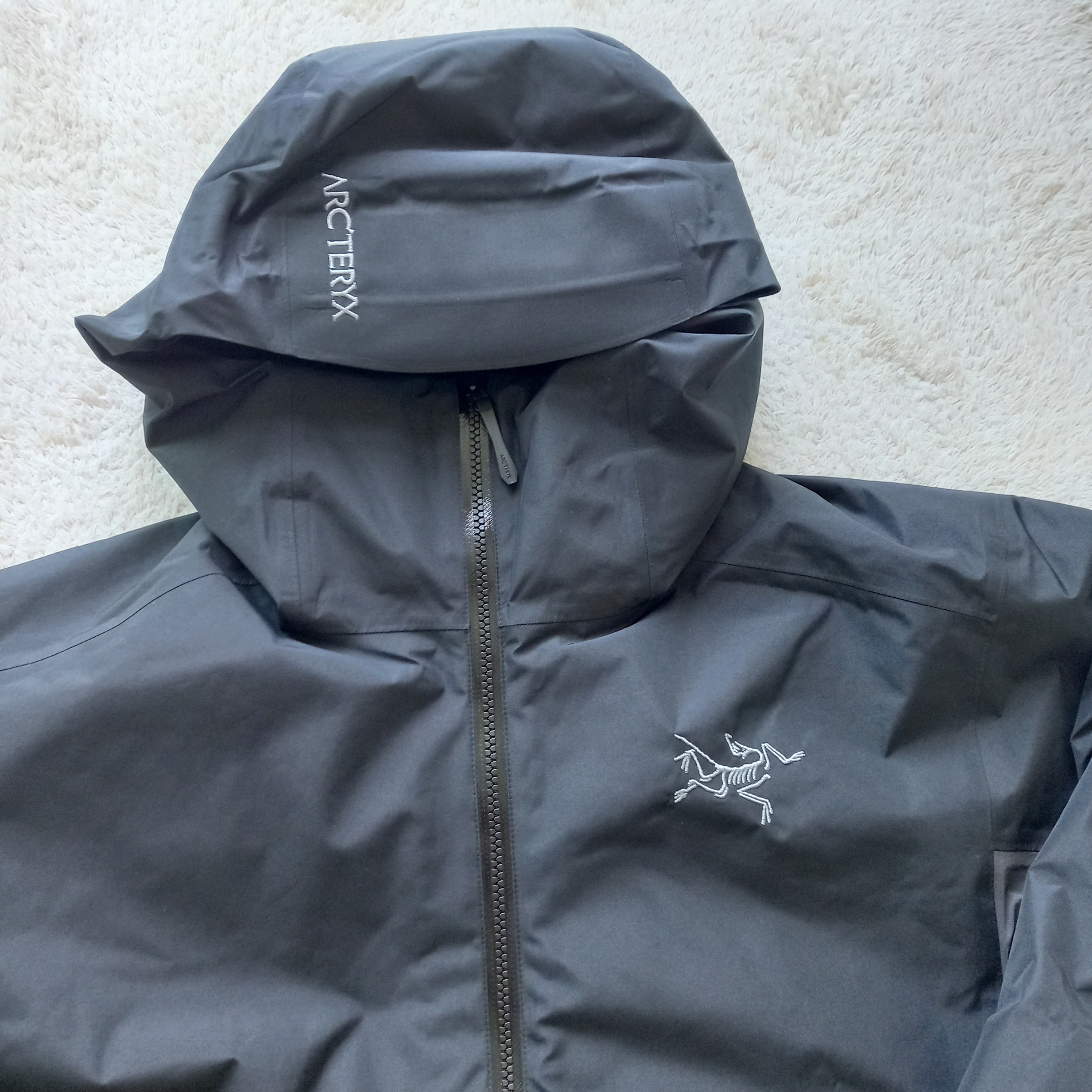 Arc'teryx Solano Insulated Hoody Black Graphite, Arc'teryx Solano Insulated Hoody Black Graphite 착용 스타일 - 4