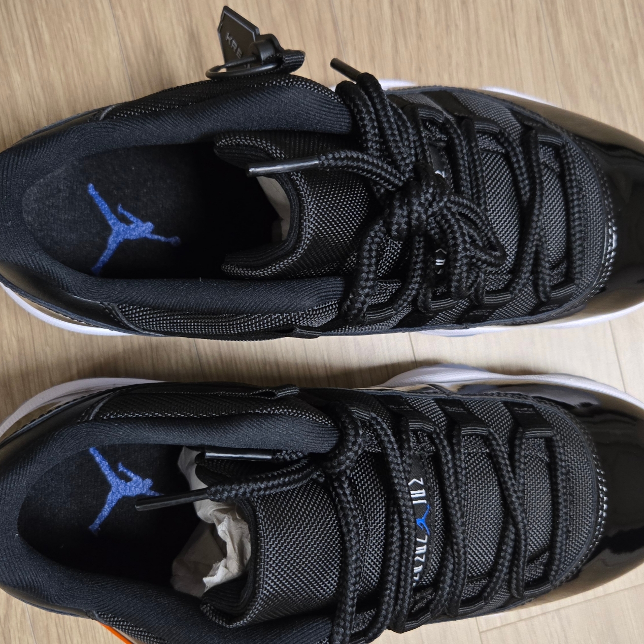 Jordan 11 Retro Low Black and Varsity Royal 착용 스타일 - 1