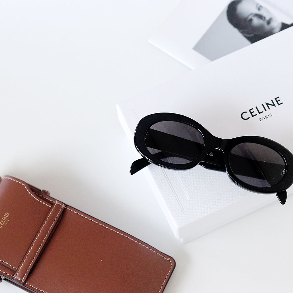 (W) Celine Triomphe 01 Sunglasses in Acetate Black 착용 스타일