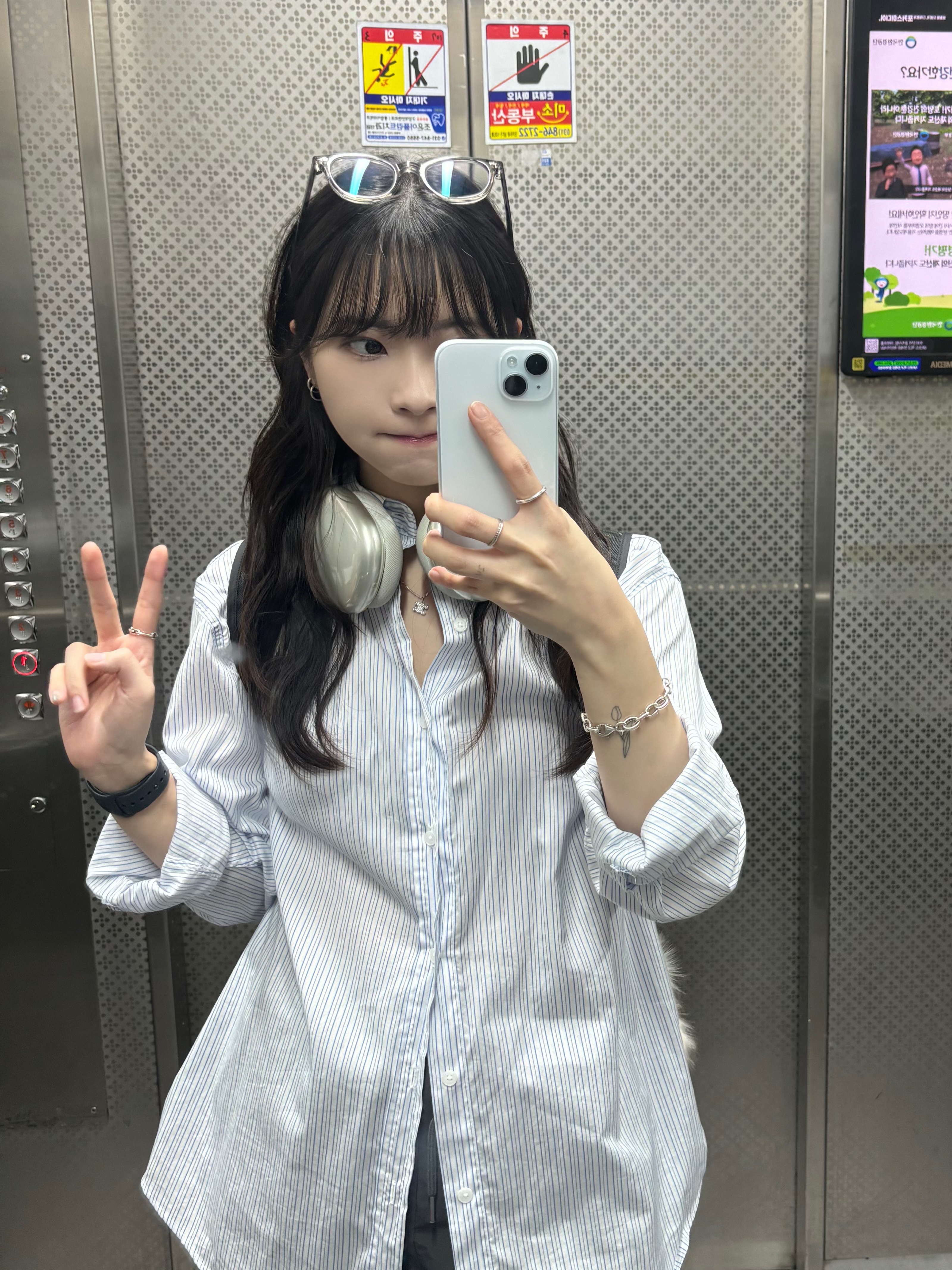 (W) Celine Triomphe Rhinestone Necklace in Brass with Rhodium Finish and Crystals Silver, Apple AirPods Max Lightning Silver (Korean Ver.) 착용 스타일