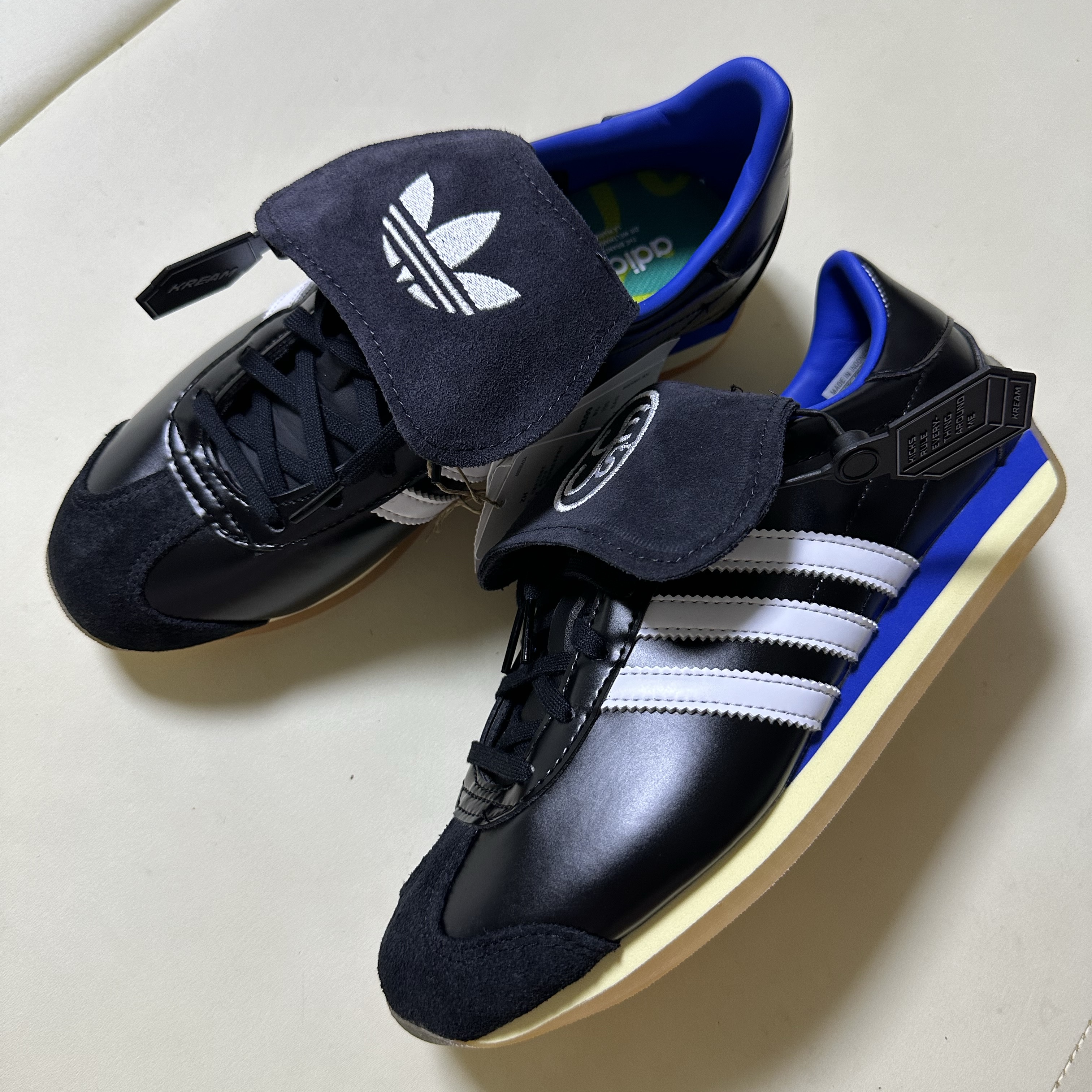 Adidas x Yeseyesee Country OG Core Black Cloud White 착용 스타일 - 1
