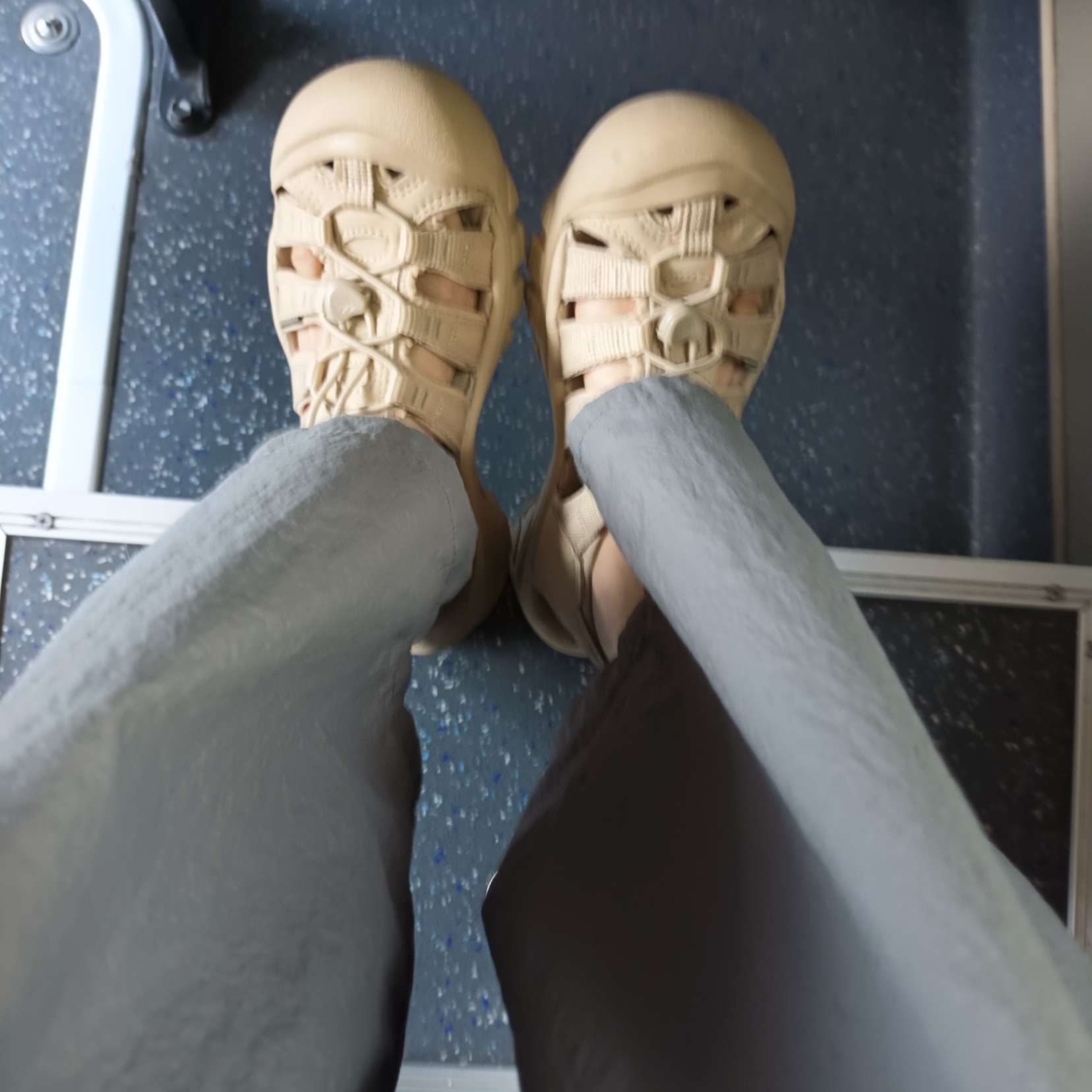 (W) Keen Newport H2 Monochrome Safari 착용 스타일 - 1