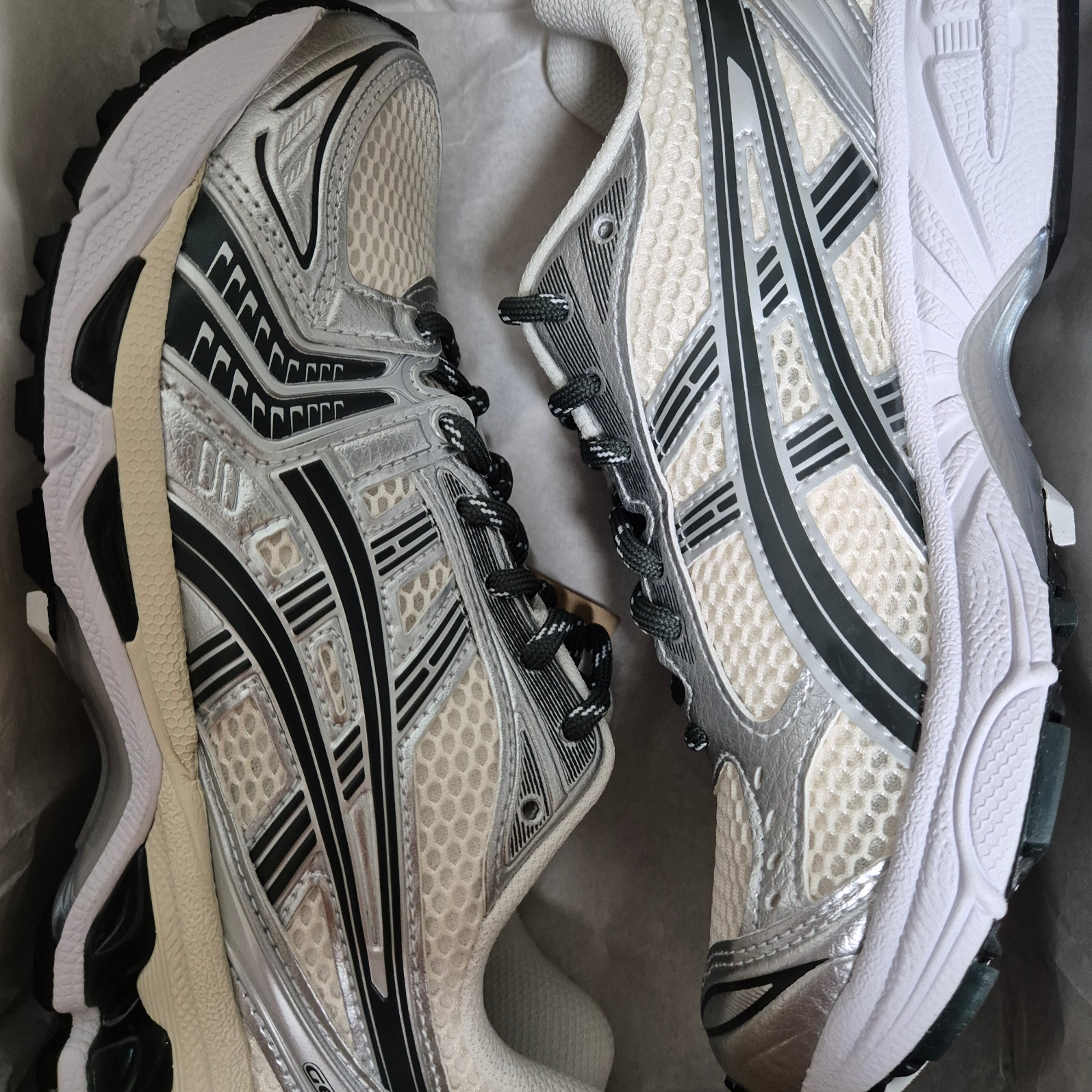 Asics x Kith Gel-Kayano 14 Cream Scarab 착용 스타일 - 2