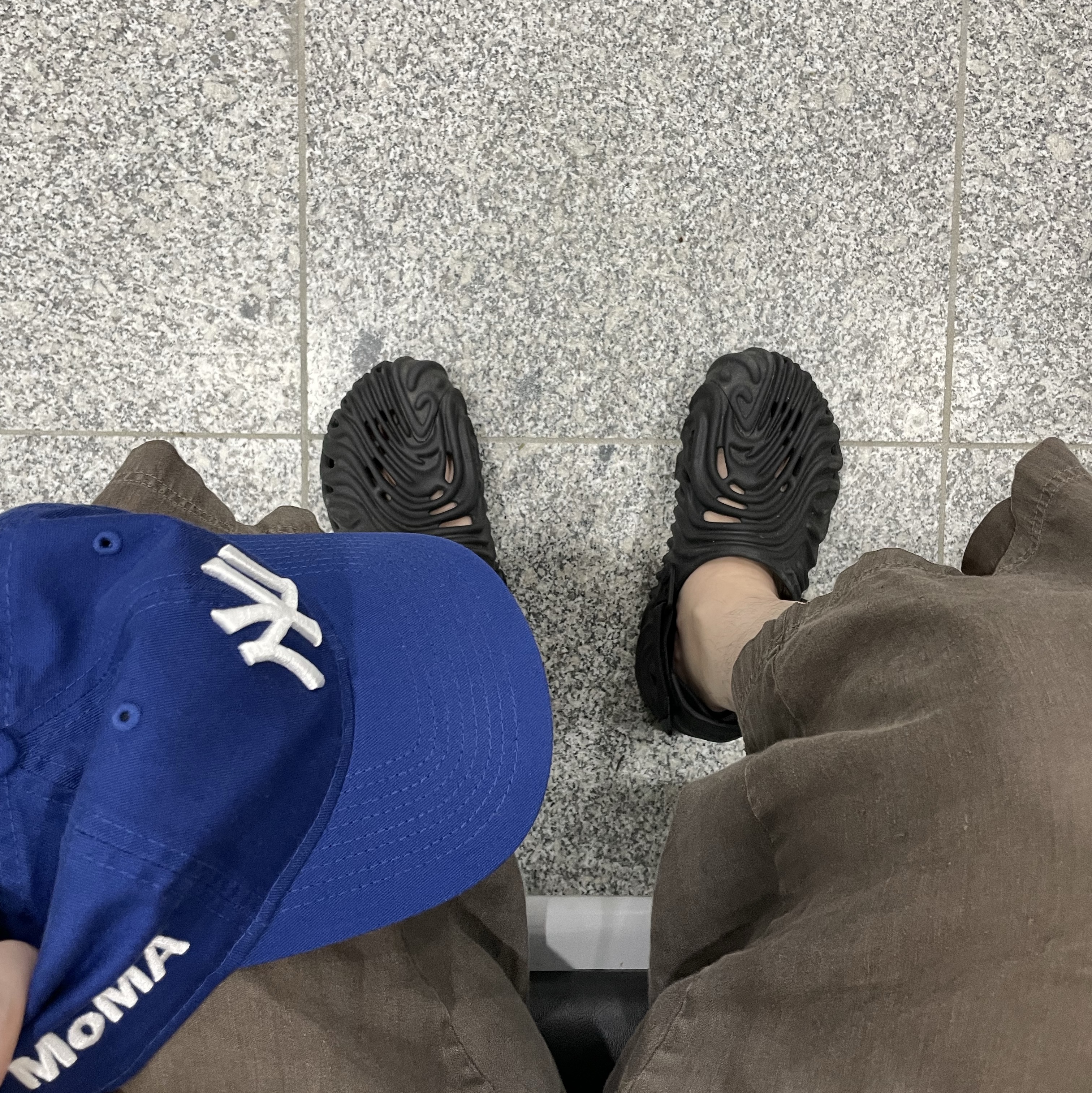 Crocs x Salehe Bembury Pollex Clog Sasquatch, New Era x MoMA New York Yankees Cap Bright Royal 착용 스타일