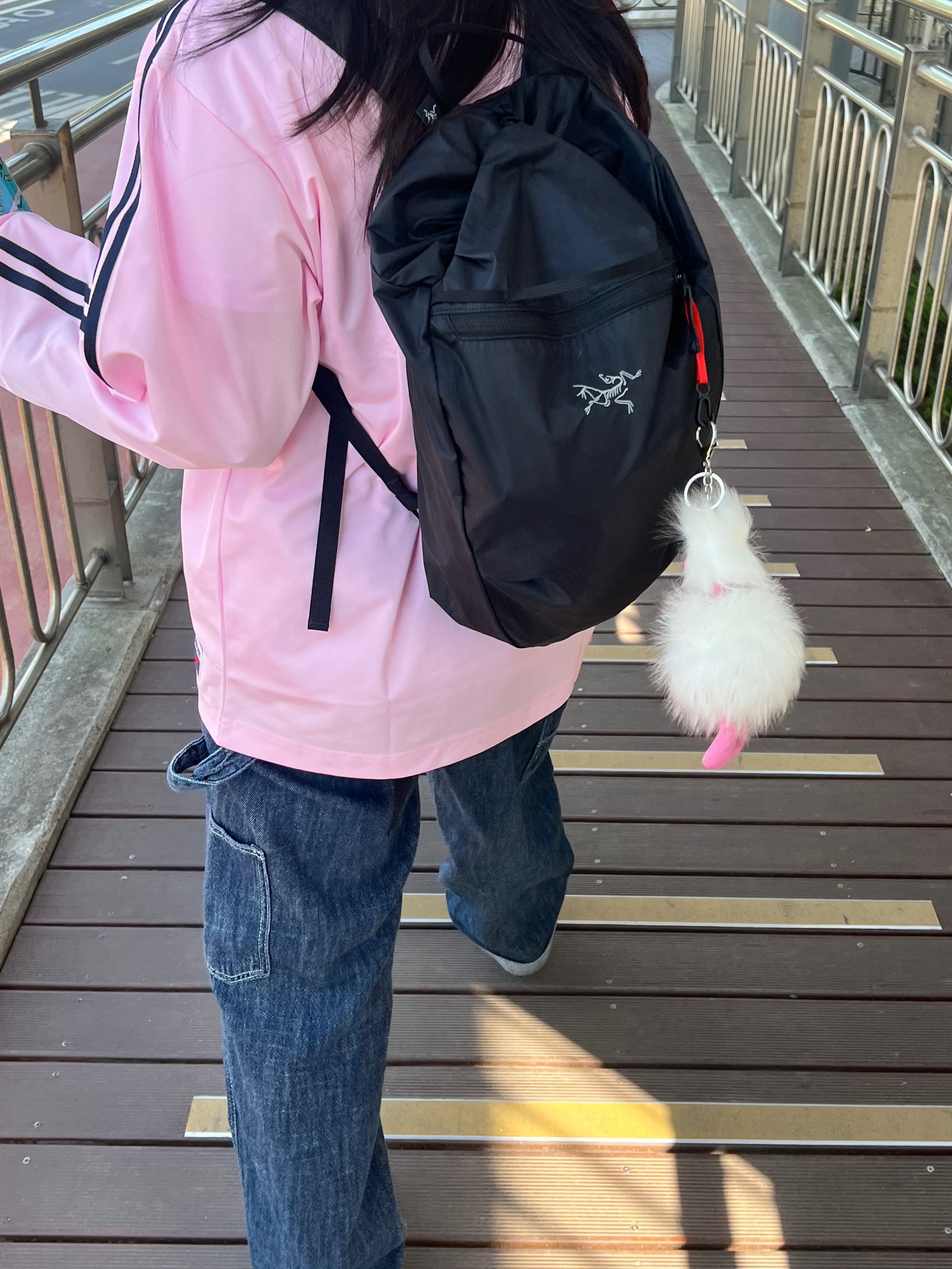 Arc'teryx Heliad 10 Backpack Black, Cosymosy Ugly Bird Keyring White 착용 스타일 - 1