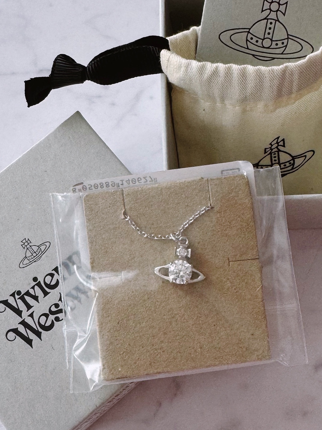 Vivienne Westwood Reina Pendant Silver 착용 스타일